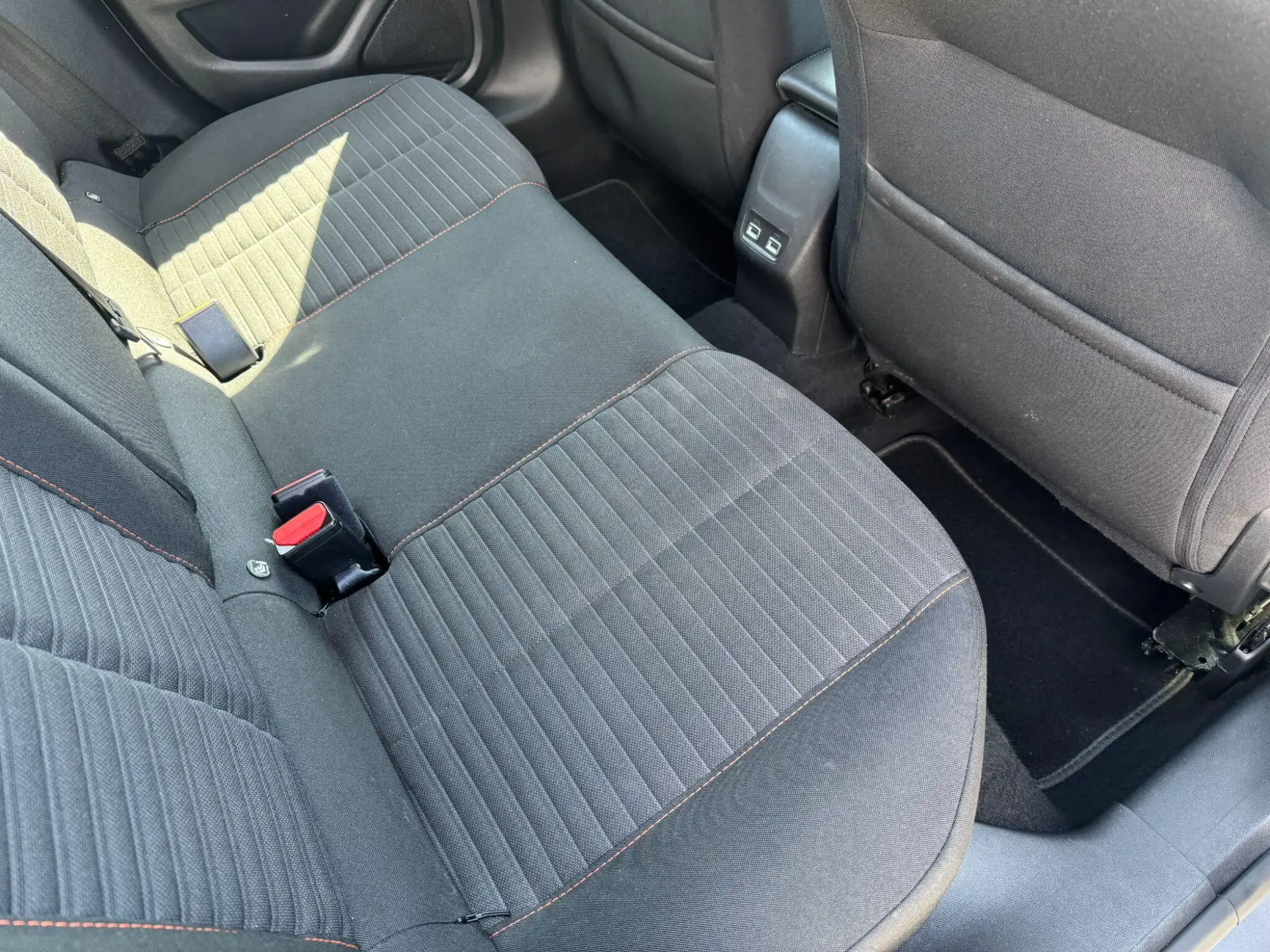 Peugeot 208 Image 12
