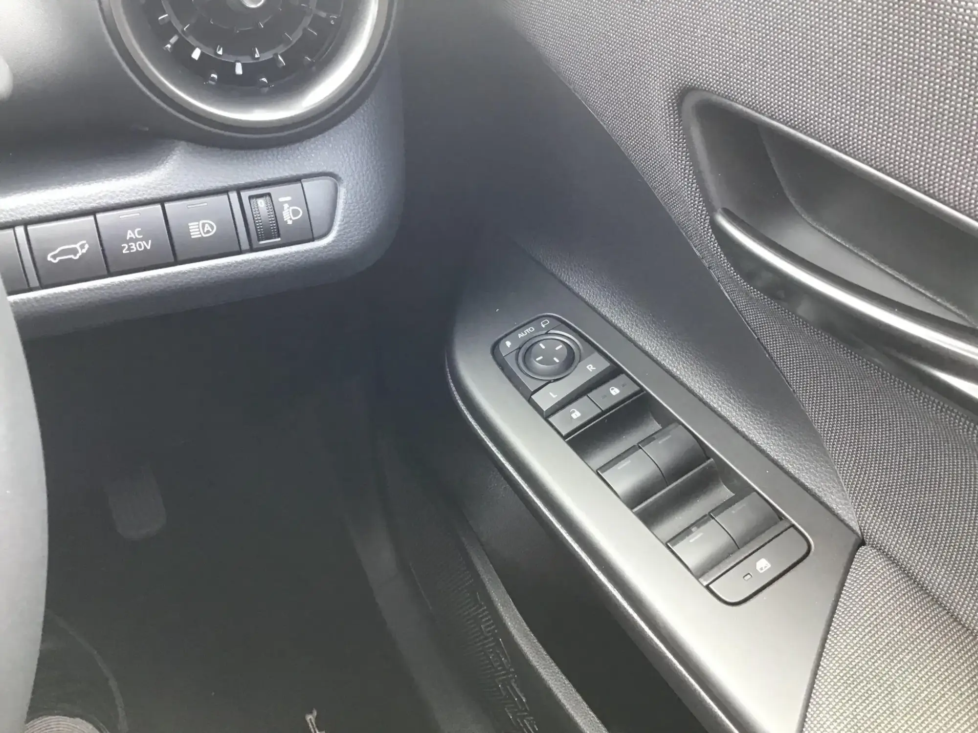 Toyota C-HR Plug-in Hybrid Image 12 Toyota C-HR Plug-in Hybrid Image 12