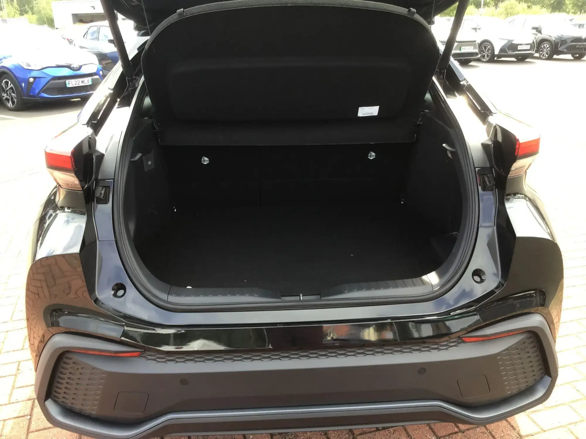 Toyota C-HR Plug-in Hybrid Image 17 Toyota C-HR Plug-in Hybrid Image 17