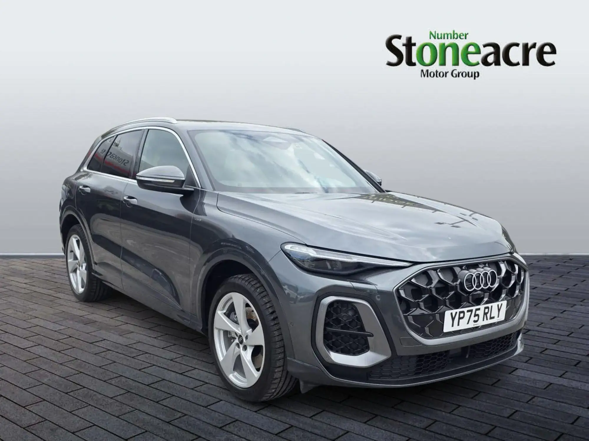 Audi Q5 2.0 e-hybrid 25.9kWh S line S Tronic quattro Euro 6 (s/s) 5dr YP75RLY Image 1