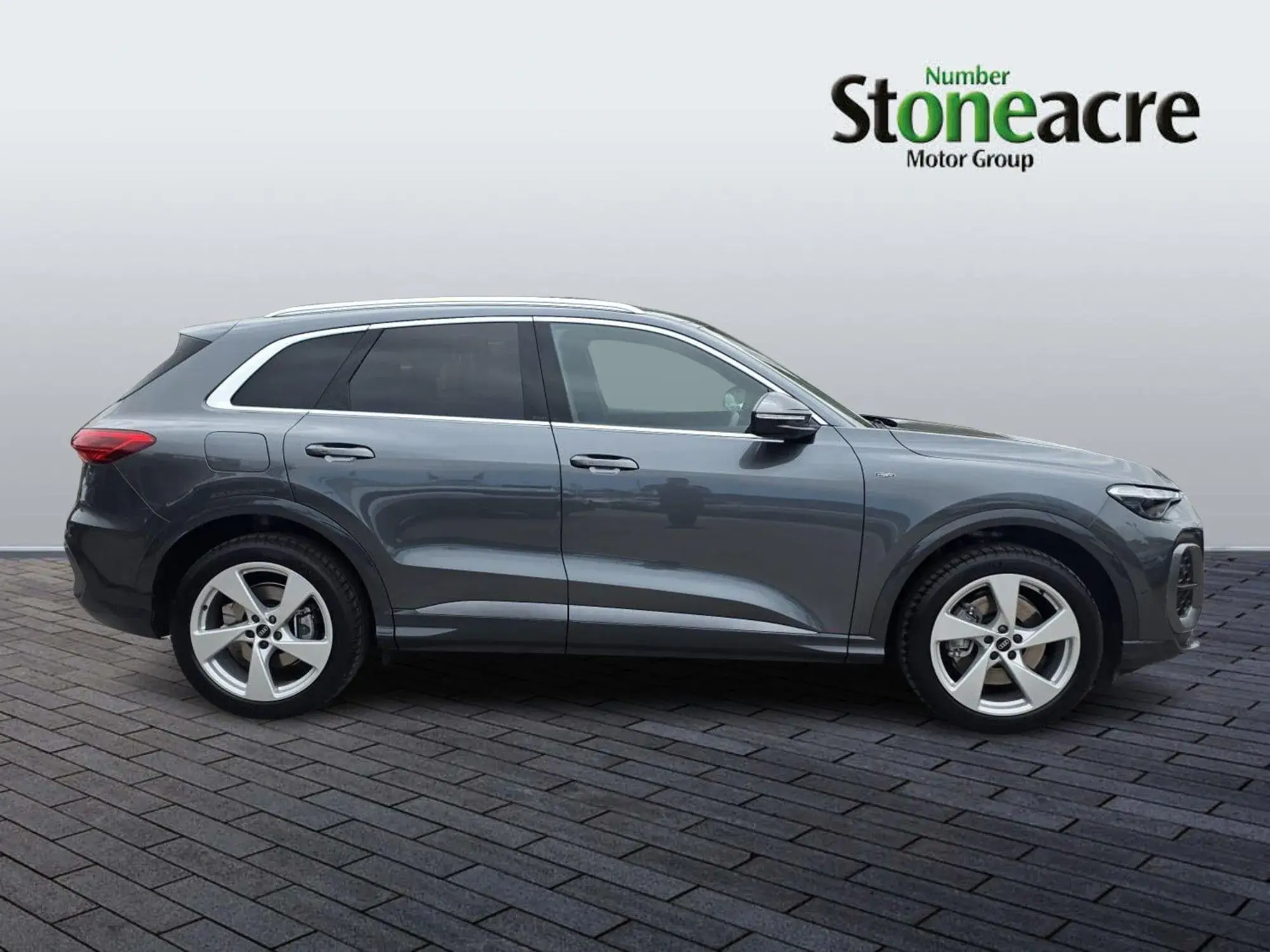 Audi Q5 2.0 e-hybrid 25.9kWh S line S Tronic quattro Euro 6 (s/s) 5dr YP75RLY Image 2