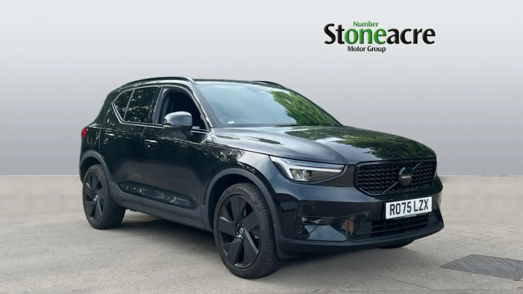 Volvo XC40 2.0 B4 MHEV Plus Black Edition DCT Auto Euro 6 (s/s) 5dr RO75LZX Image 1
