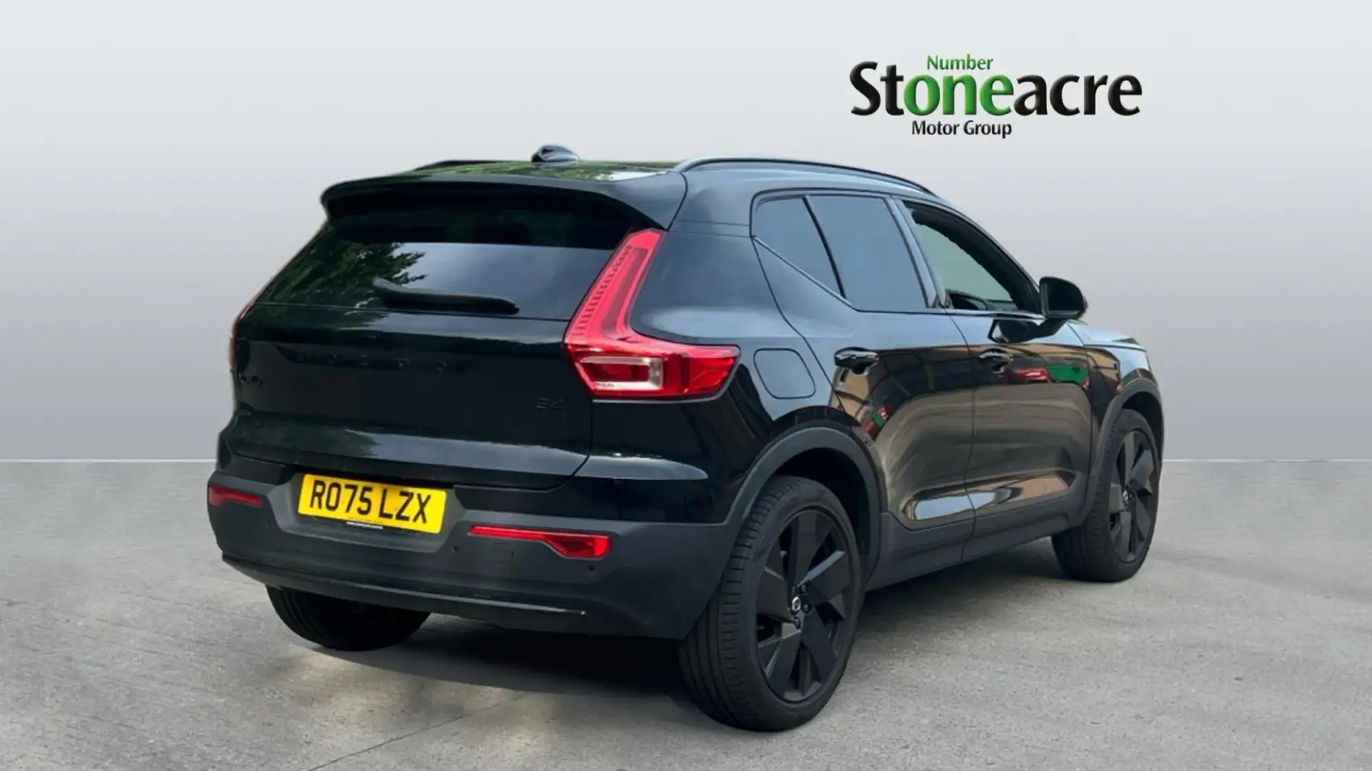 Volvo XC40 2.0 B4 MHEV Plus Black Edition DCT Auto Euro 6 (s/s) 5dr RO75LZX Image 2
