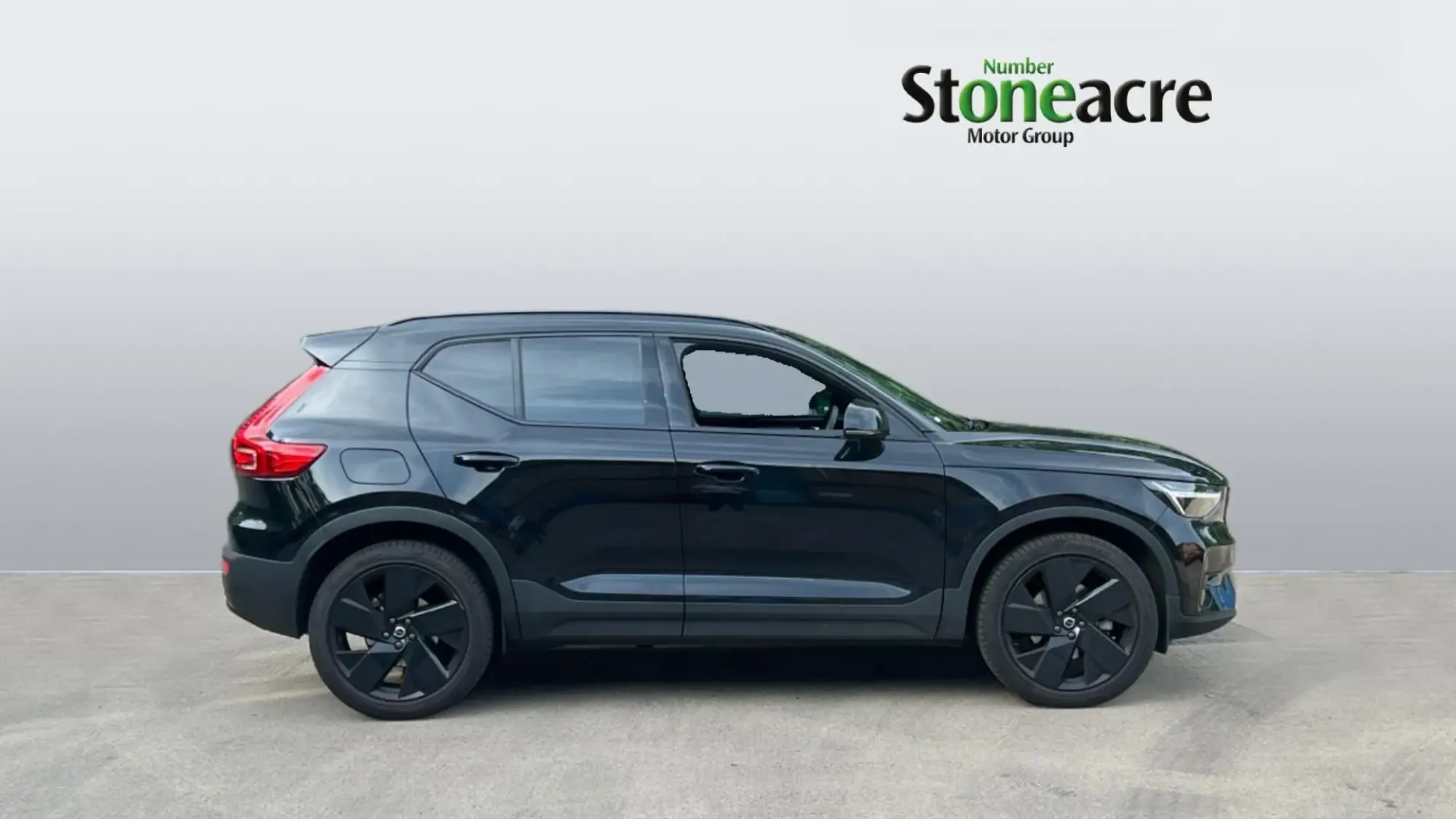 Volvo XC40 2.0 B4 MHEV Plus Black Edition DCT Auto Euro 6 (s/s) 5dr RO75LZX Image 3