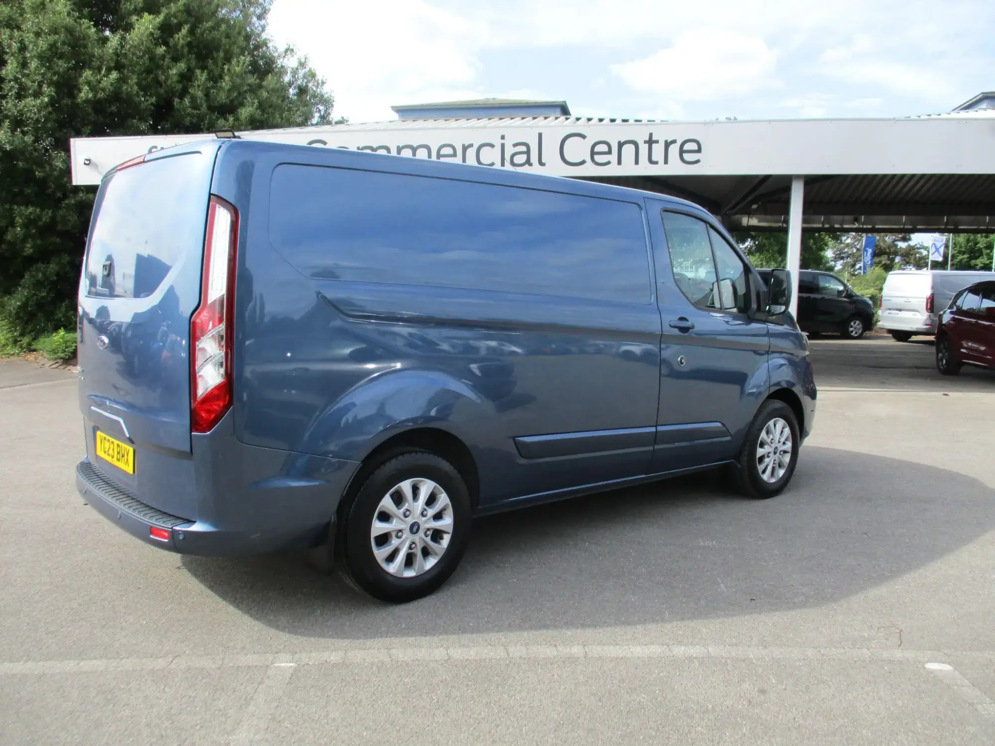 Ford Transit Custom 2.0 300 EcoBlue Limited Auto L1 H1 Euro 6 5dr YC23BHX Image 3