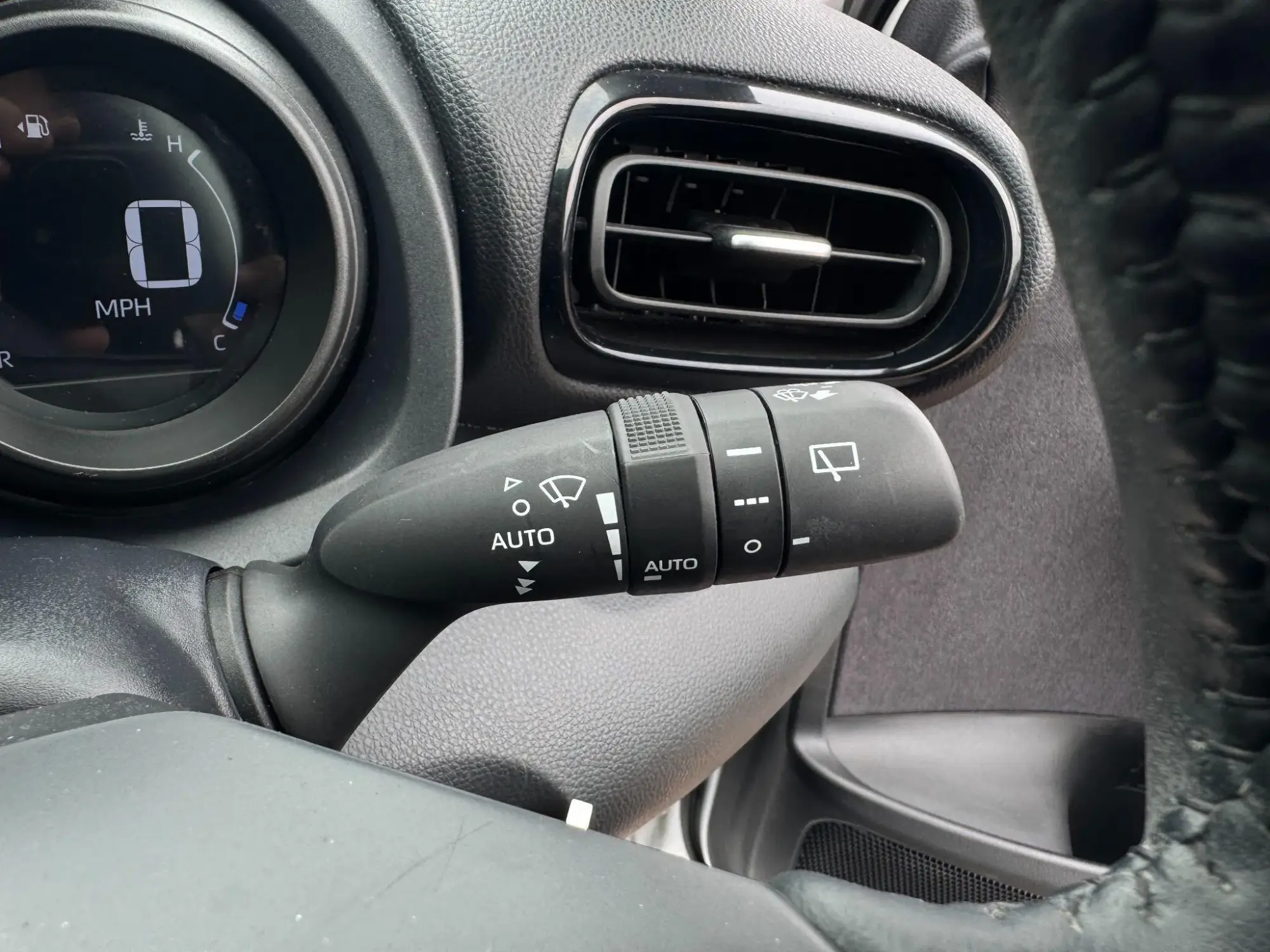 Toyota Yaris Image 16