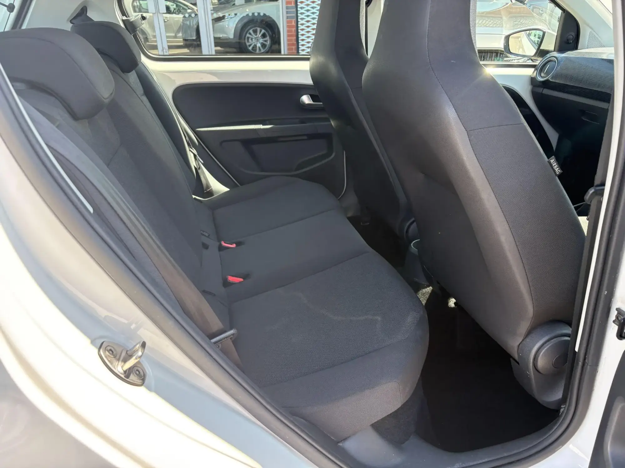 Volkswagen up! Image 12