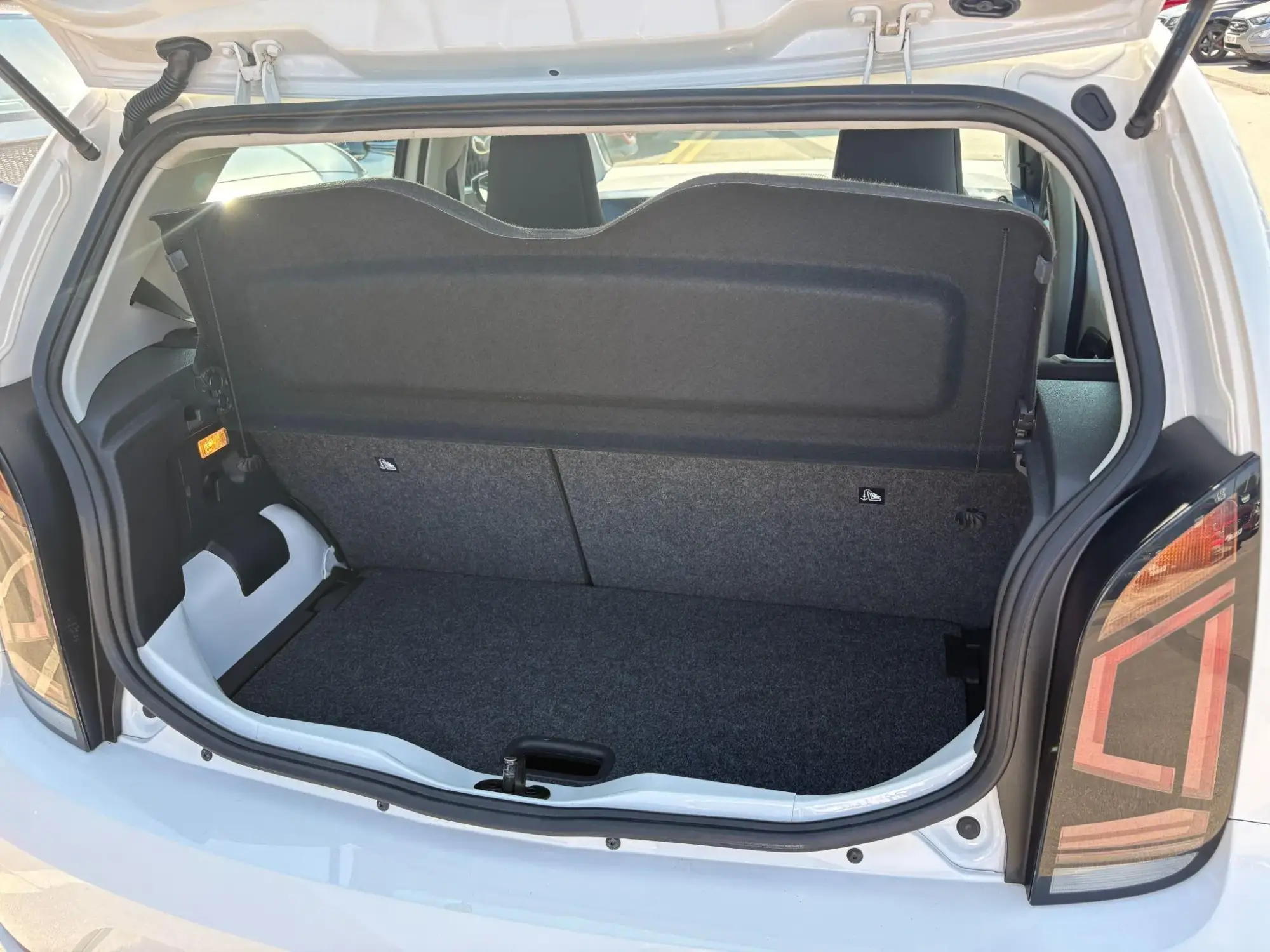 Volkswagen up! Image 16