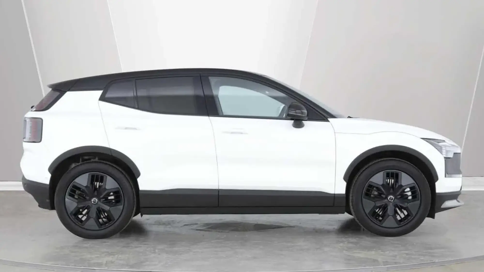 Volvo EX30 Cross Country Image 2