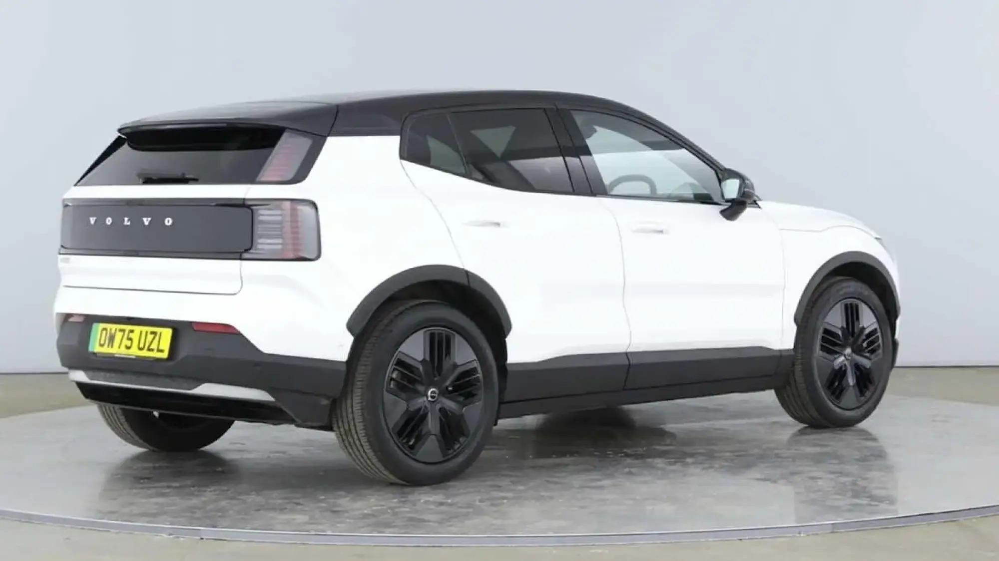Volvo EX30 Cross Country Image 3