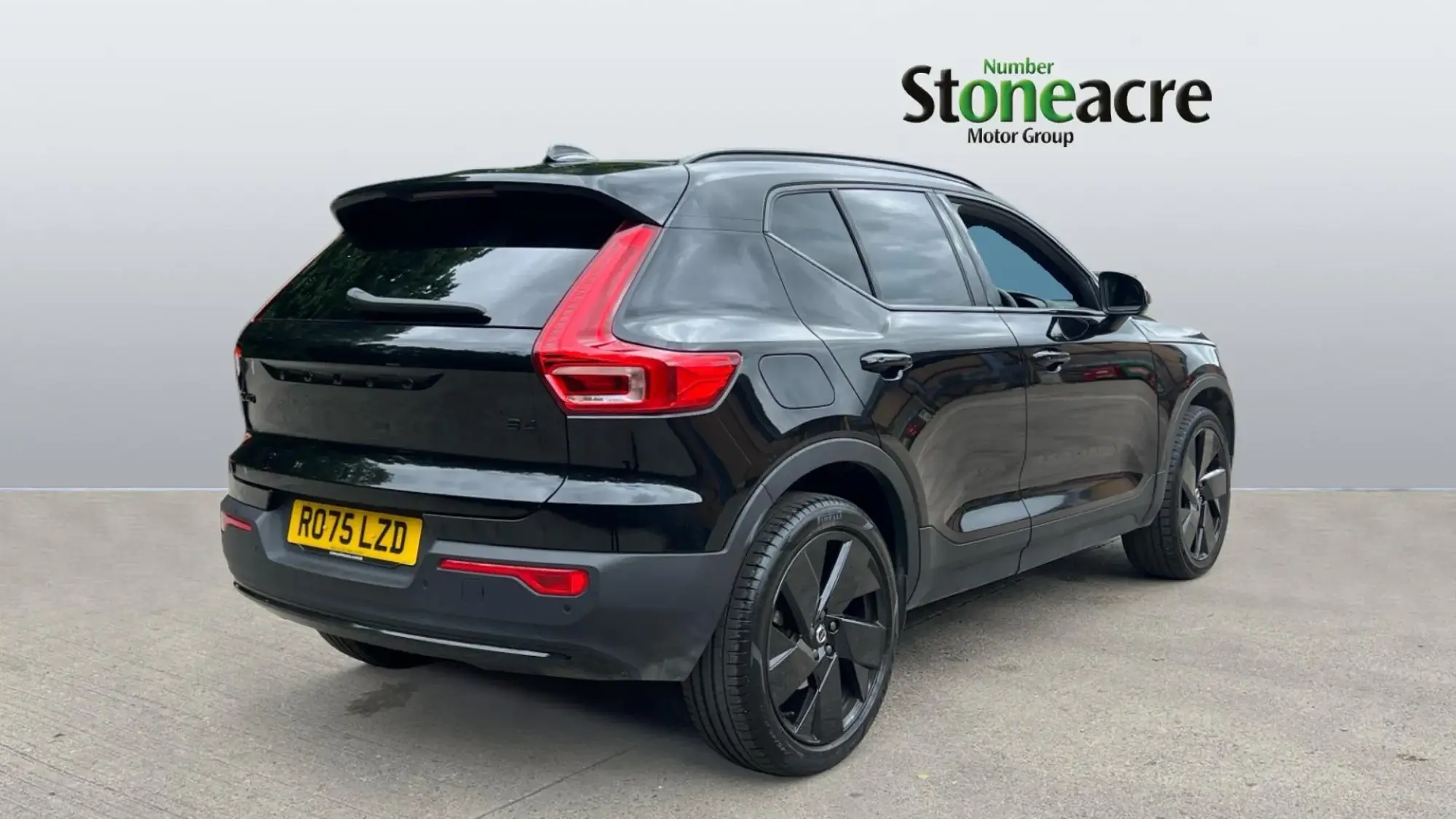Volvo XC40 2.0 B4 MHEV Plus Black Edition DCT Auto Euro 6 (s/s) 5dr RO75LZD Image 2