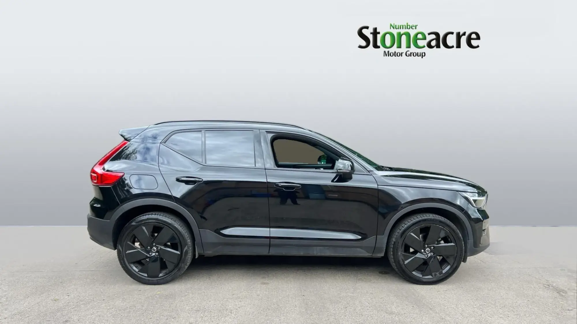 Volvo XC40 2.0 B4 MHEV Plus Black Edition DCT Auto Euro 6 (s/s) 5dr RO75LZD Image 3