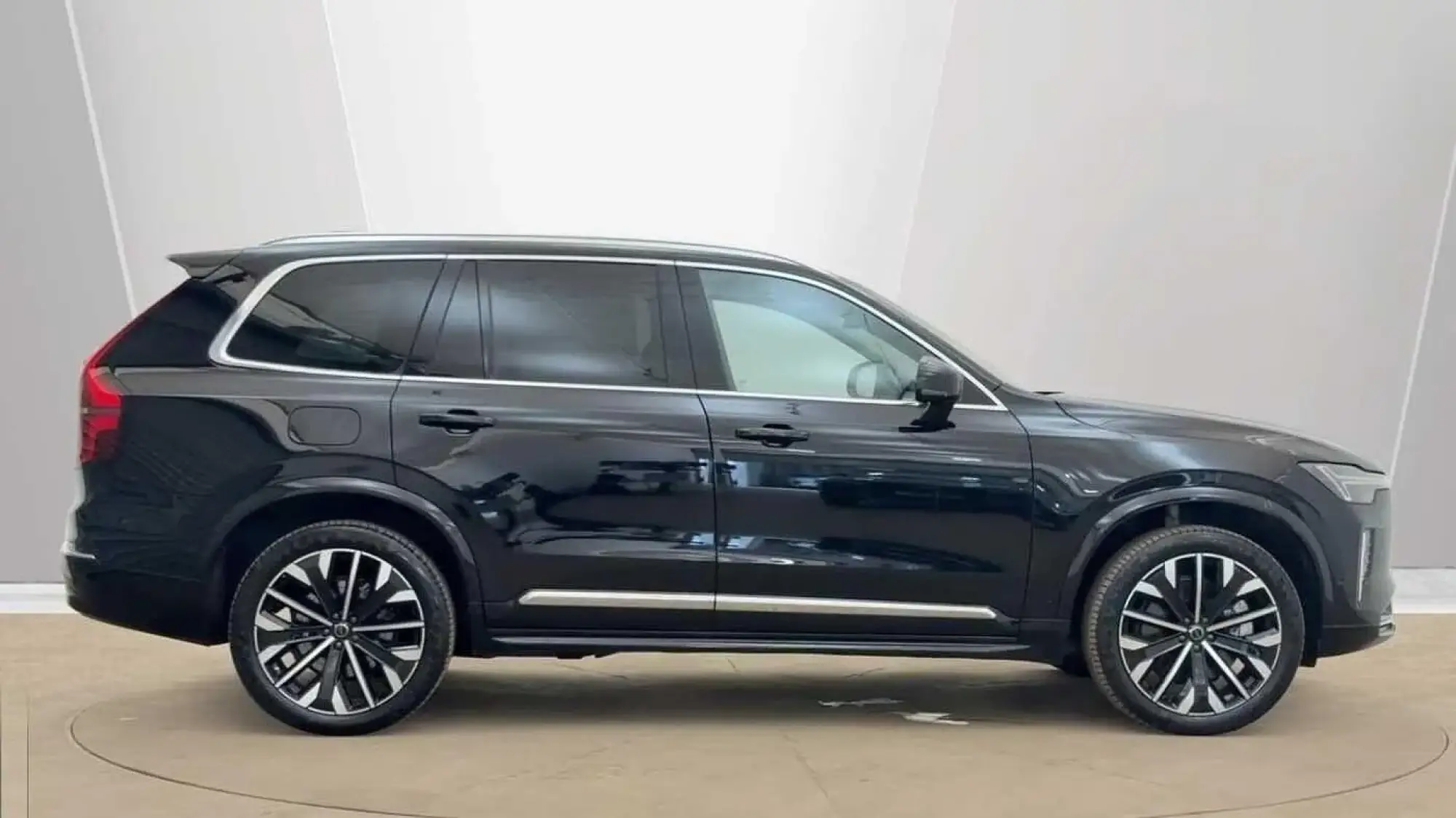 Volvo XC90 Plug-In Hybrid Image 2 Volvo XC90 Plug-In Hybrid Image 2
