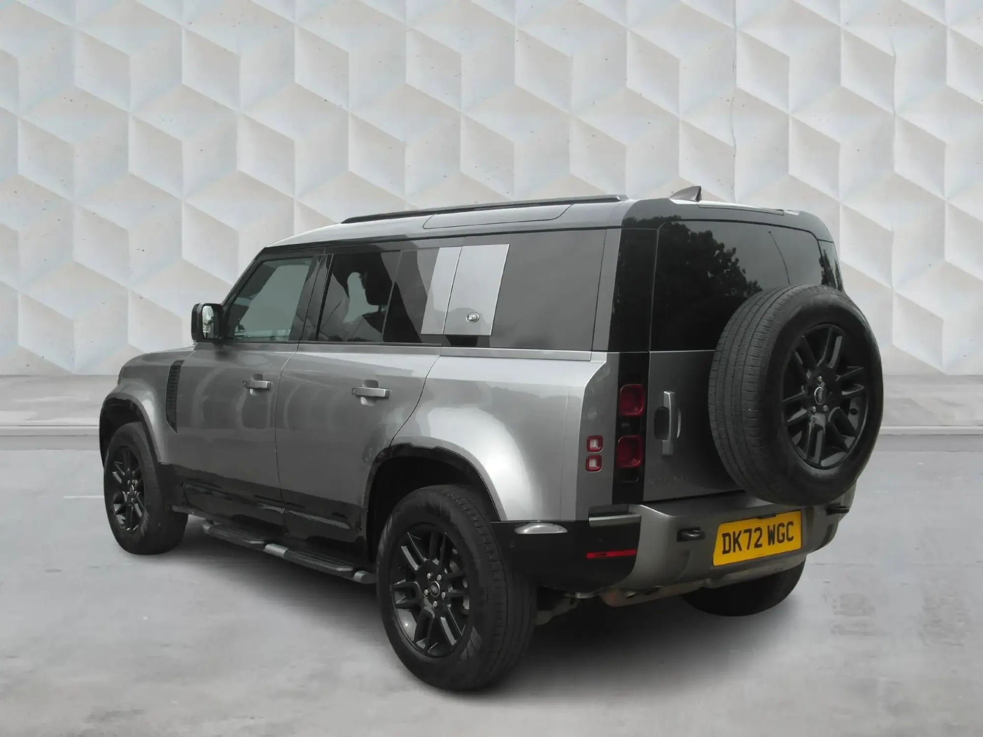 Land Rover Defender 110 Image 4