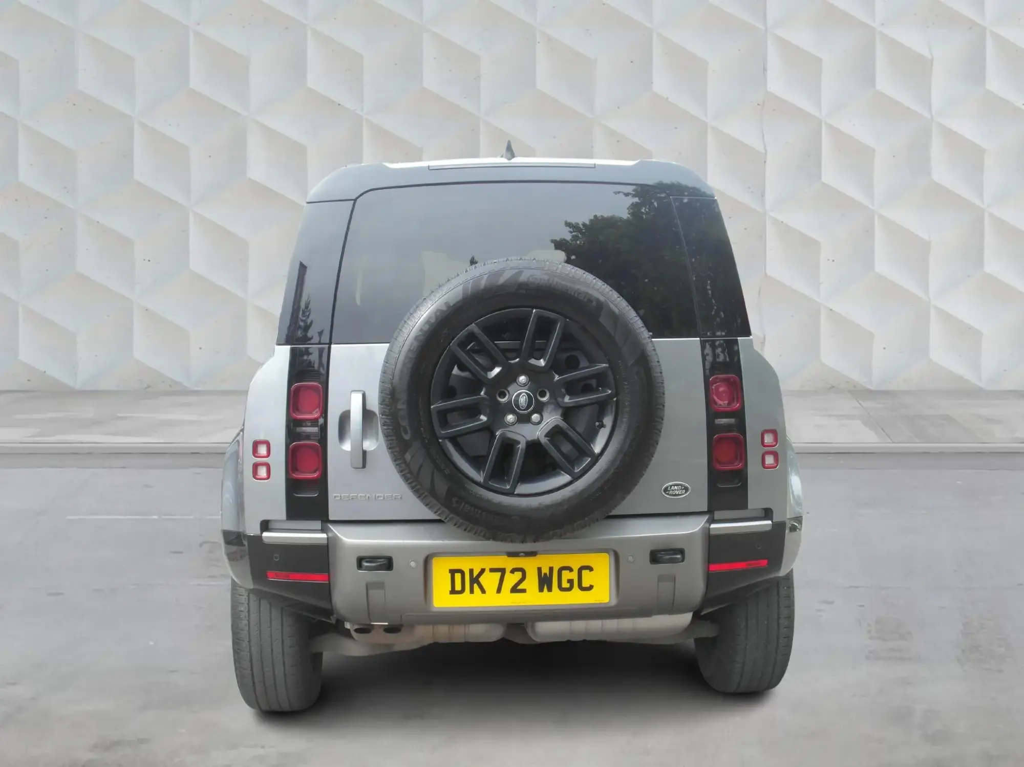 Land Rover Defender 110 Image 7
