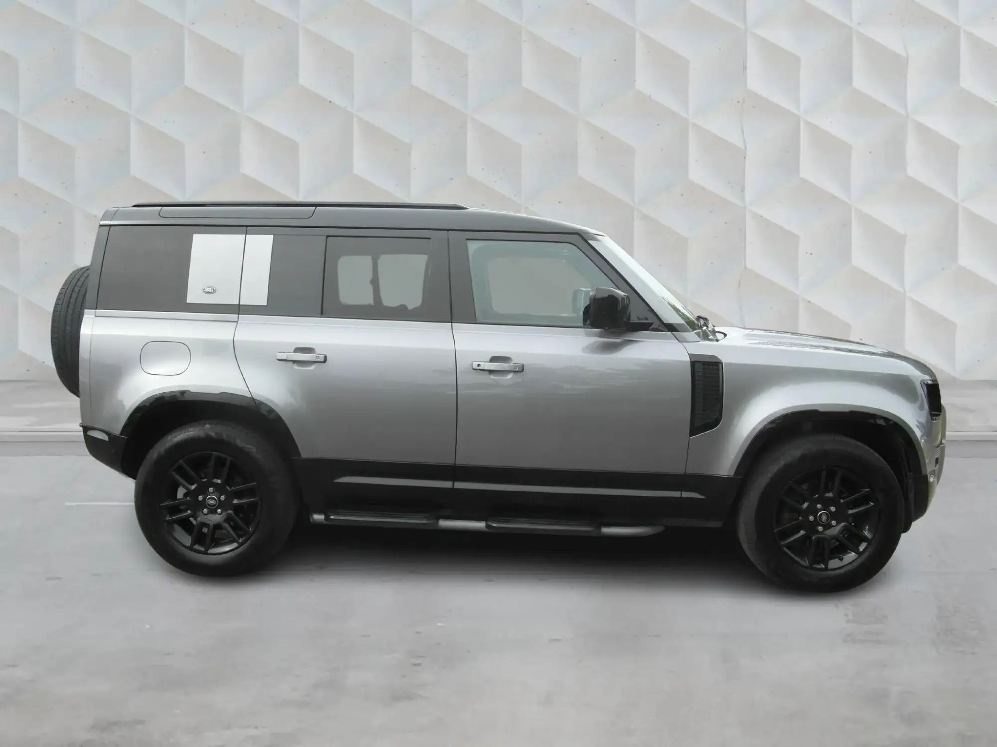 Land Rover Defender 110 Image 8