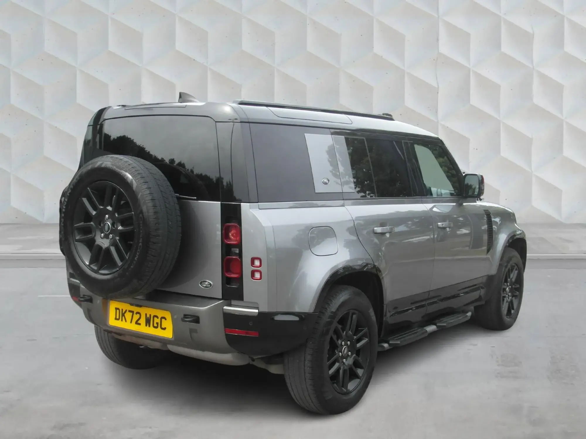 Land Rover Defender 110 Image 9