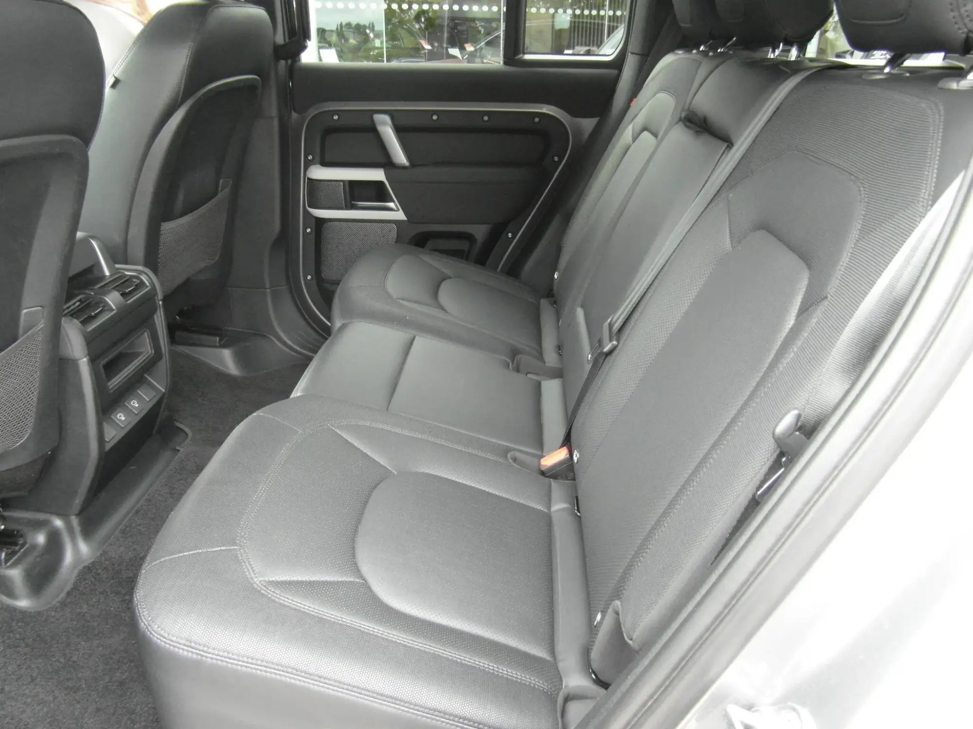 Land Rover Defender 110 Image 10