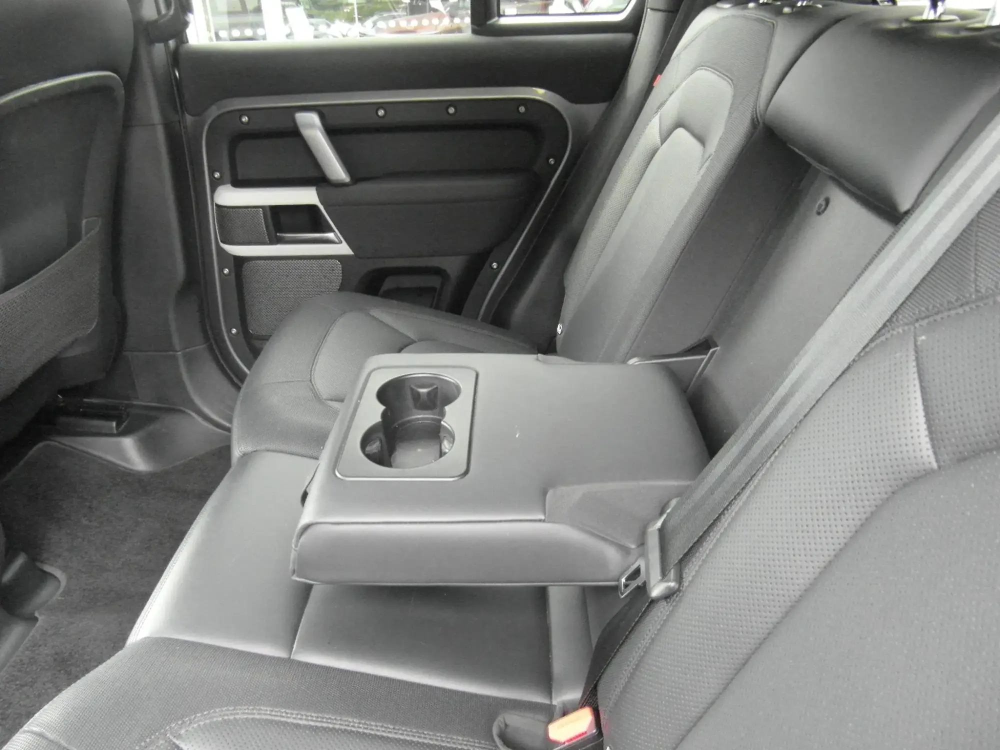 Land Rover Defender 110 Image 11
