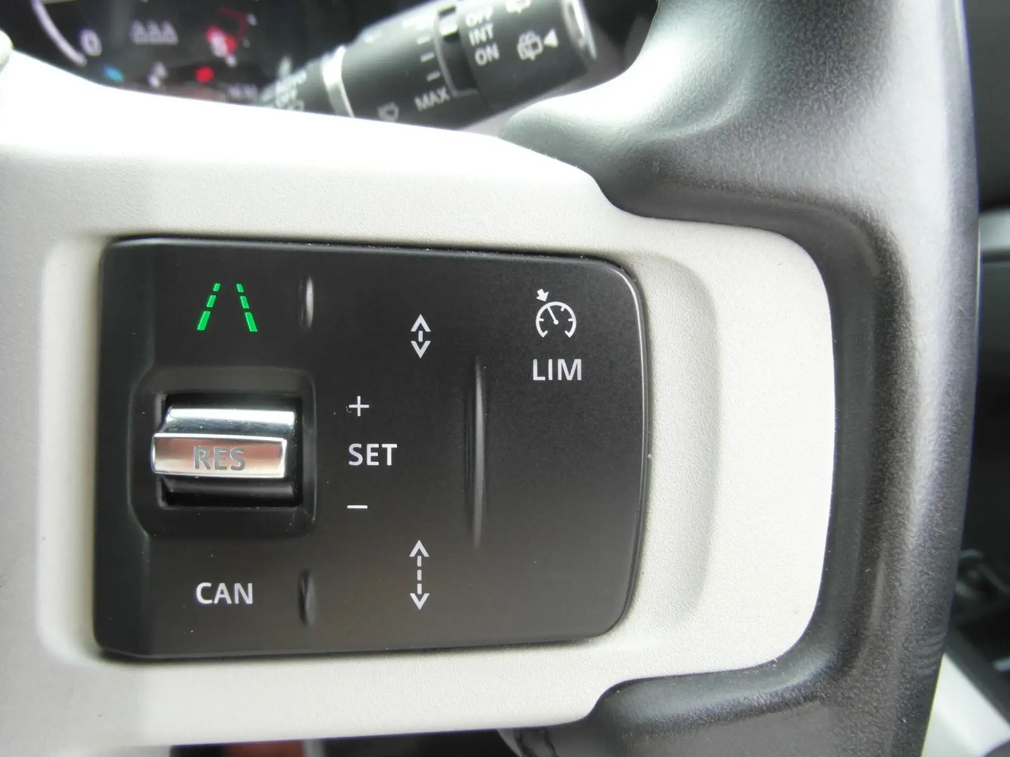 Land Rover Defender 110 Image 12