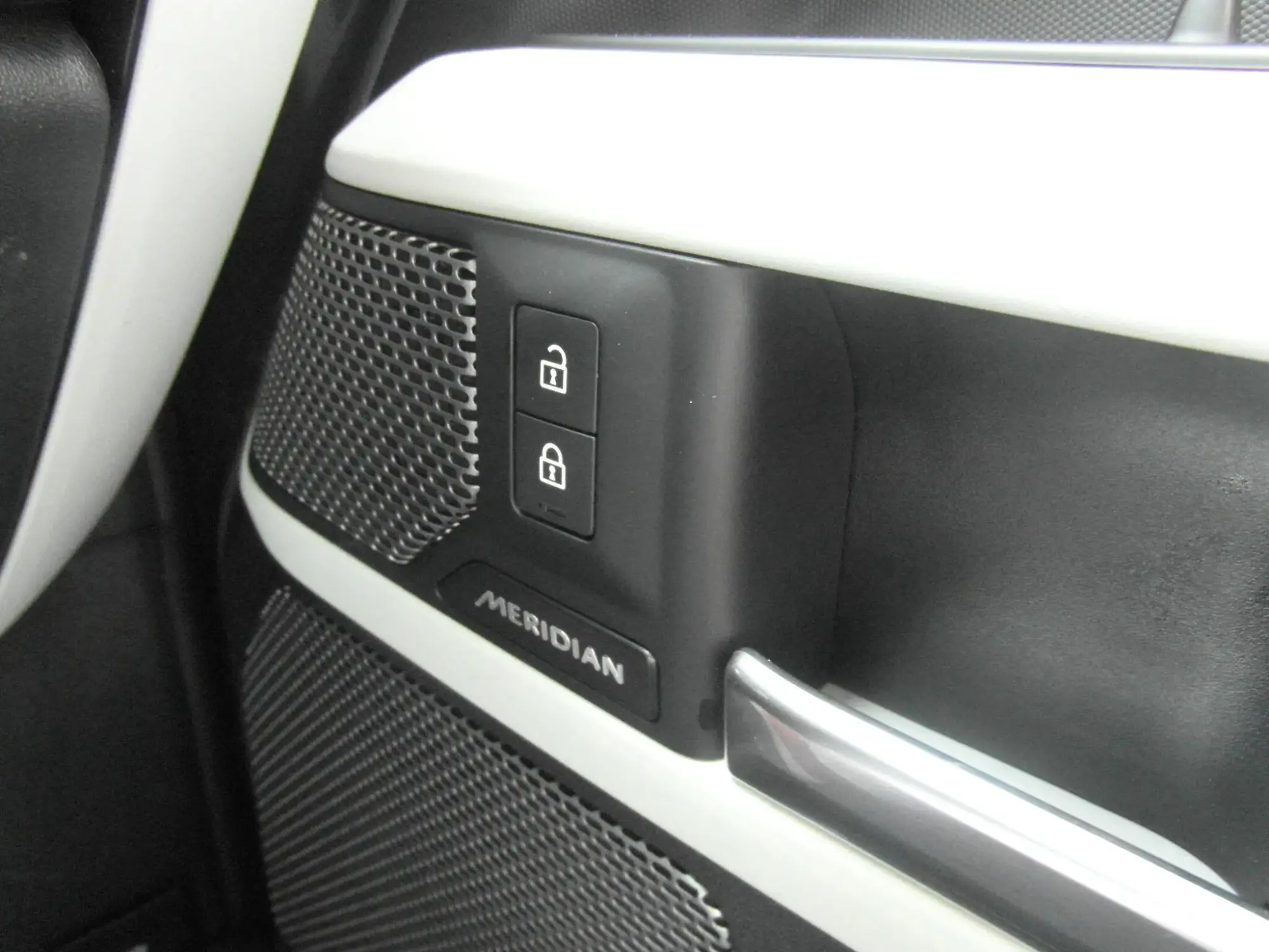 Land Rover Defender 110 Image 13
