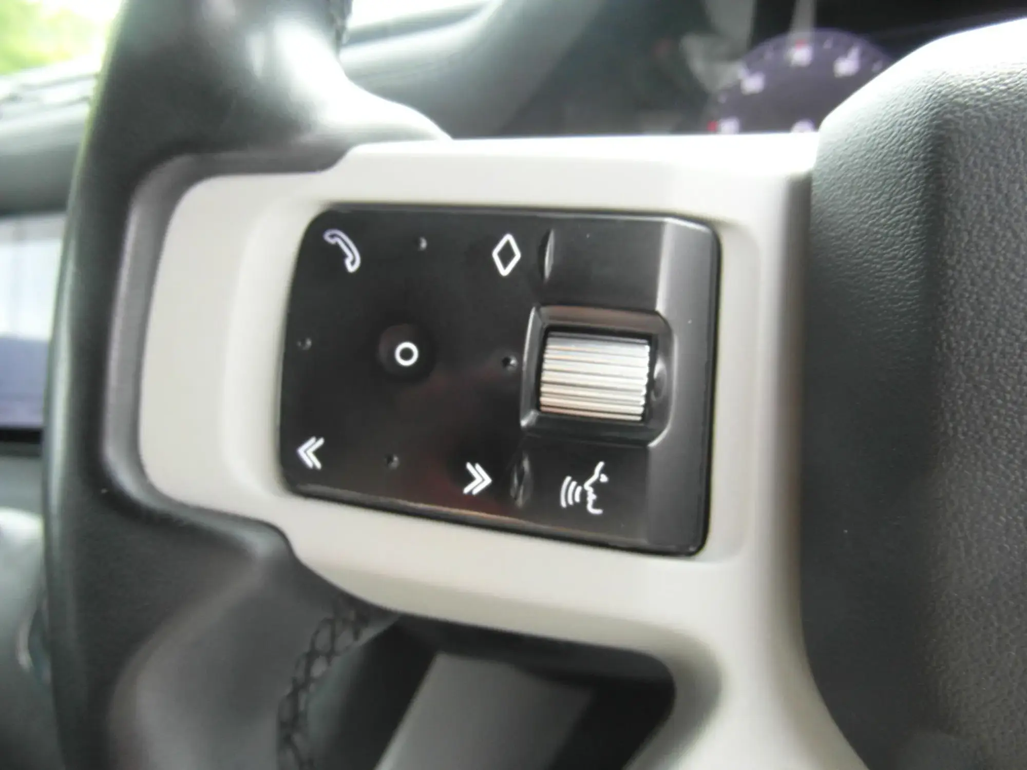 Land Rover Defender 110 Image 14
