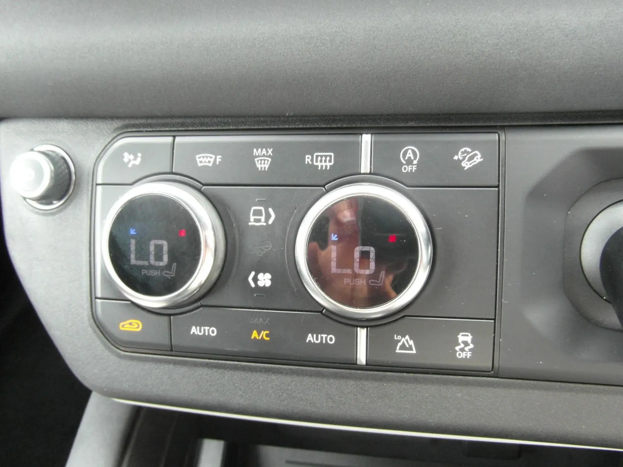 Land Rover Defender 110 Image 16