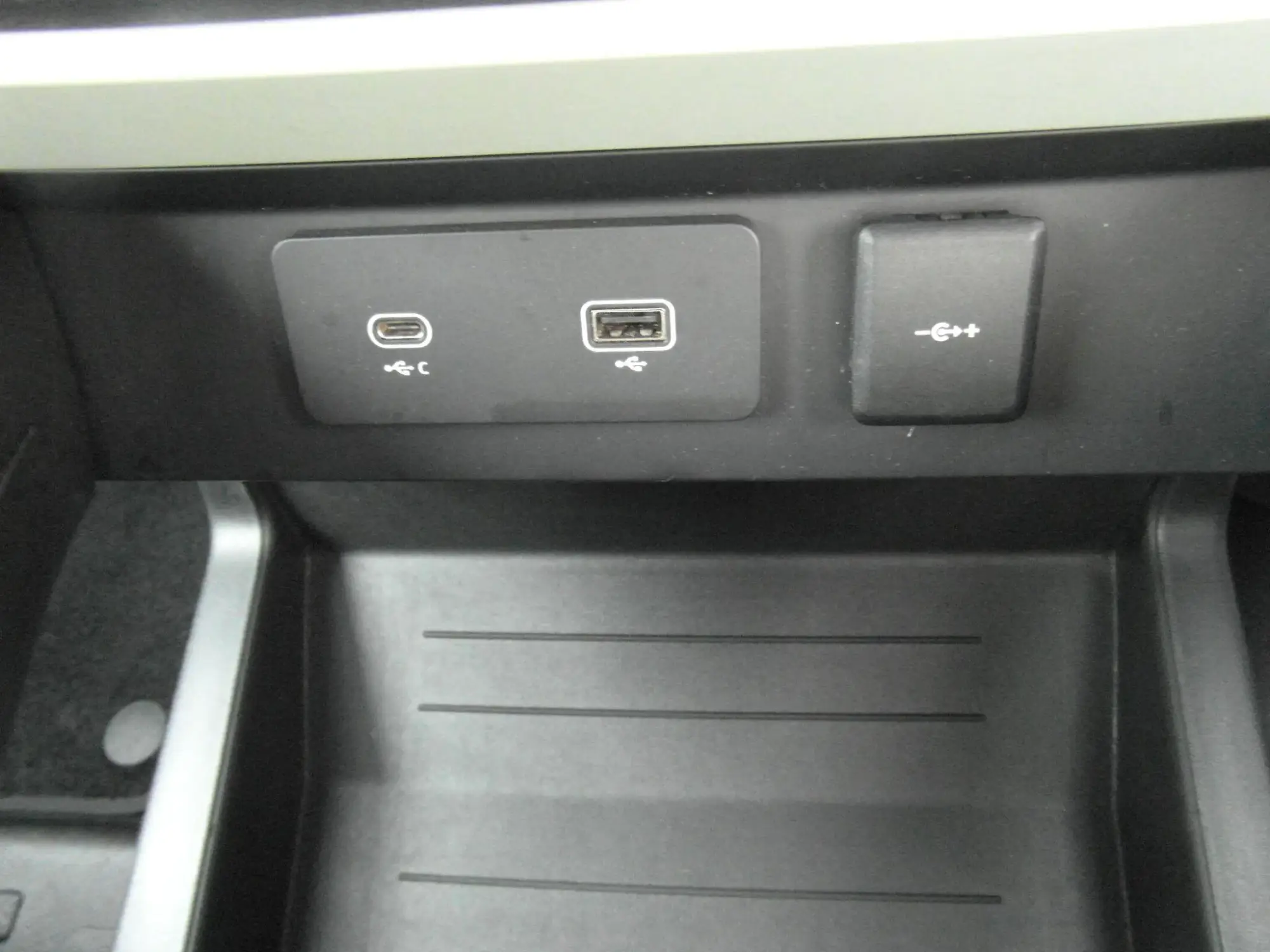 Land Rover Defender 110 Image 17