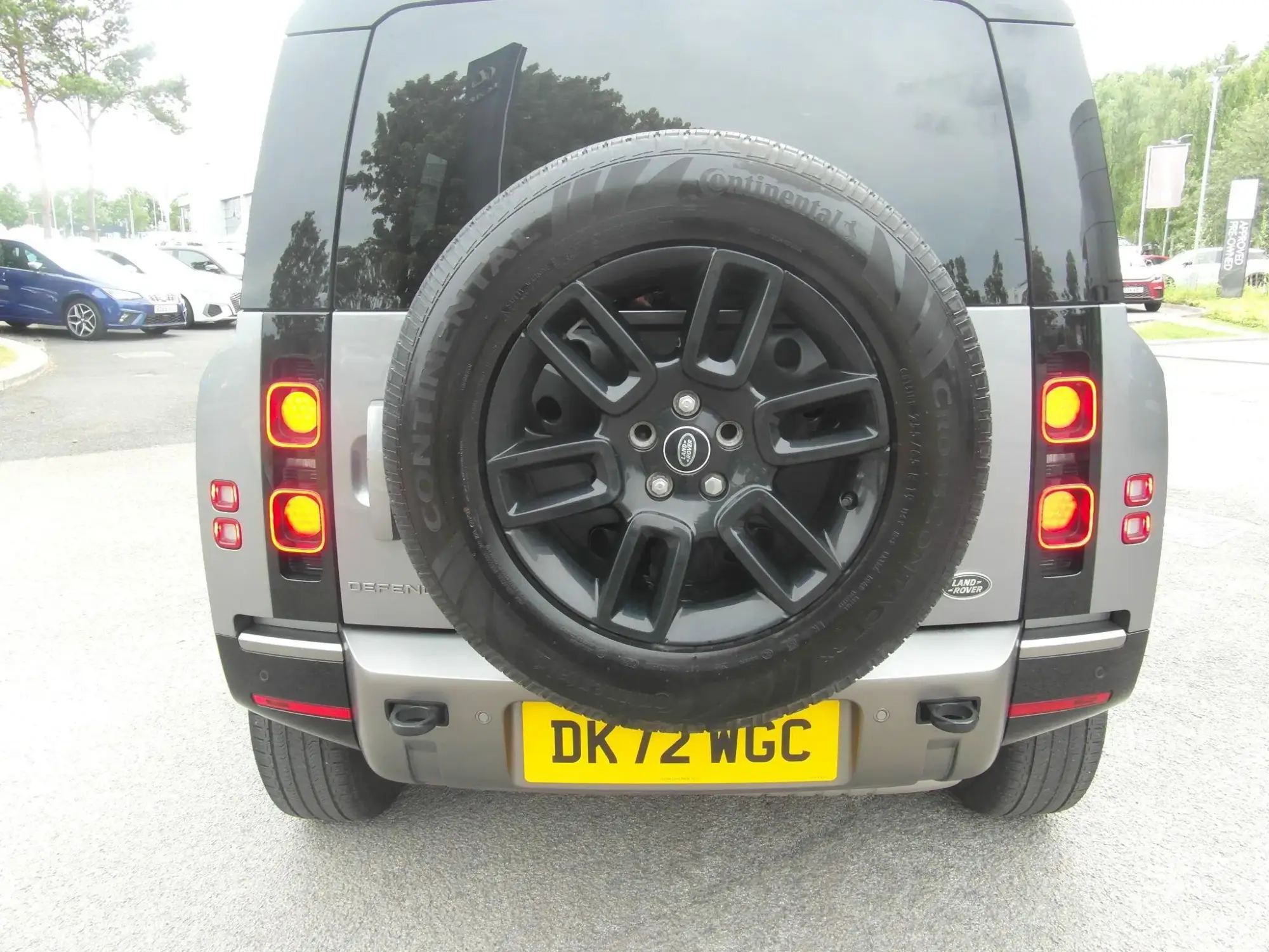 Land Rover Defender 110 Image 21