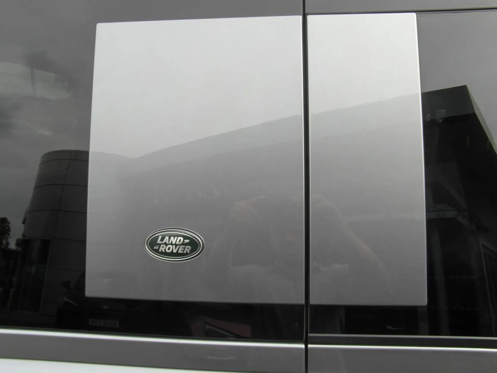 Land Rover Defender 110 Image 23