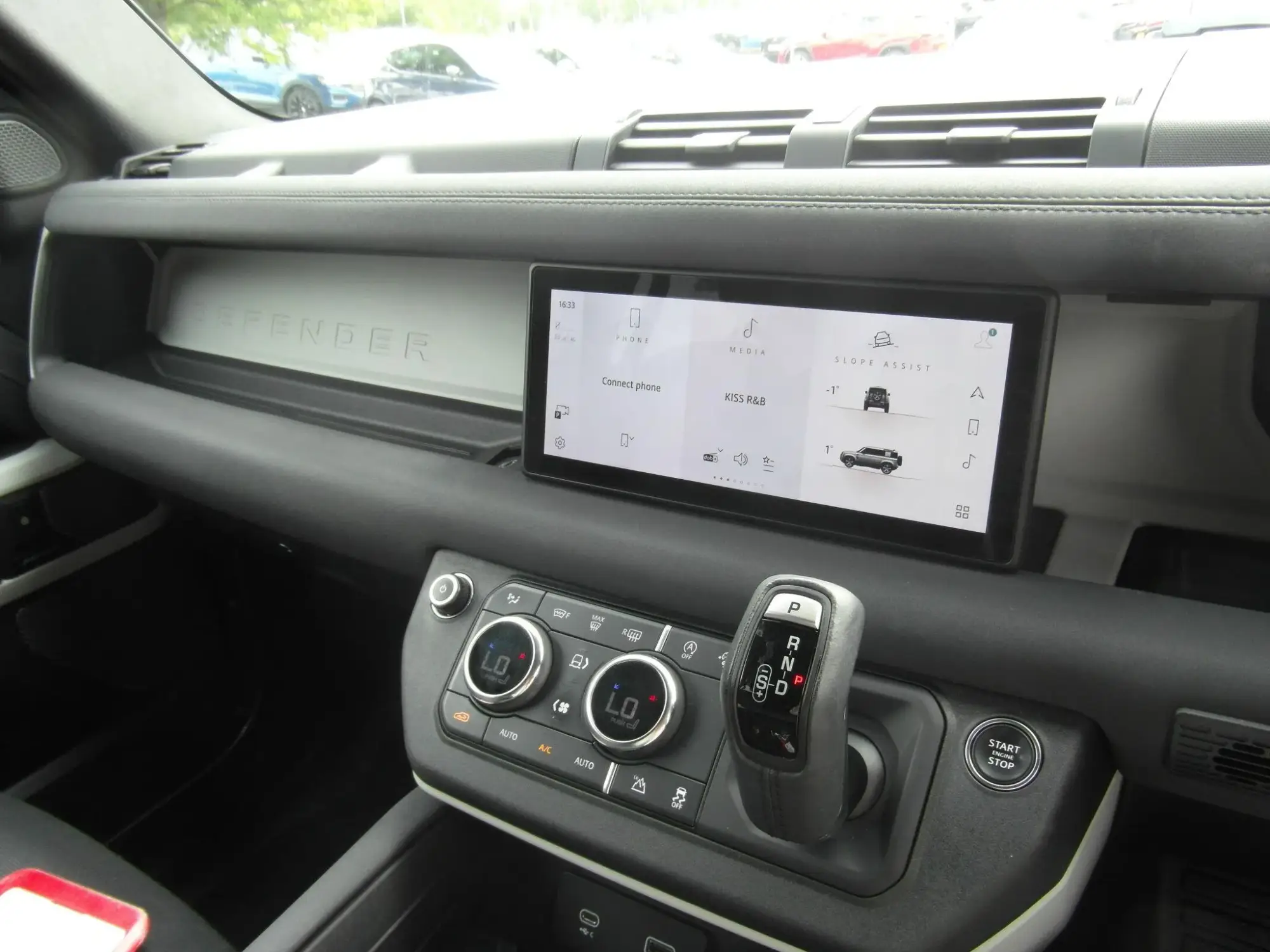 Land Rover Defender 110 Image 27