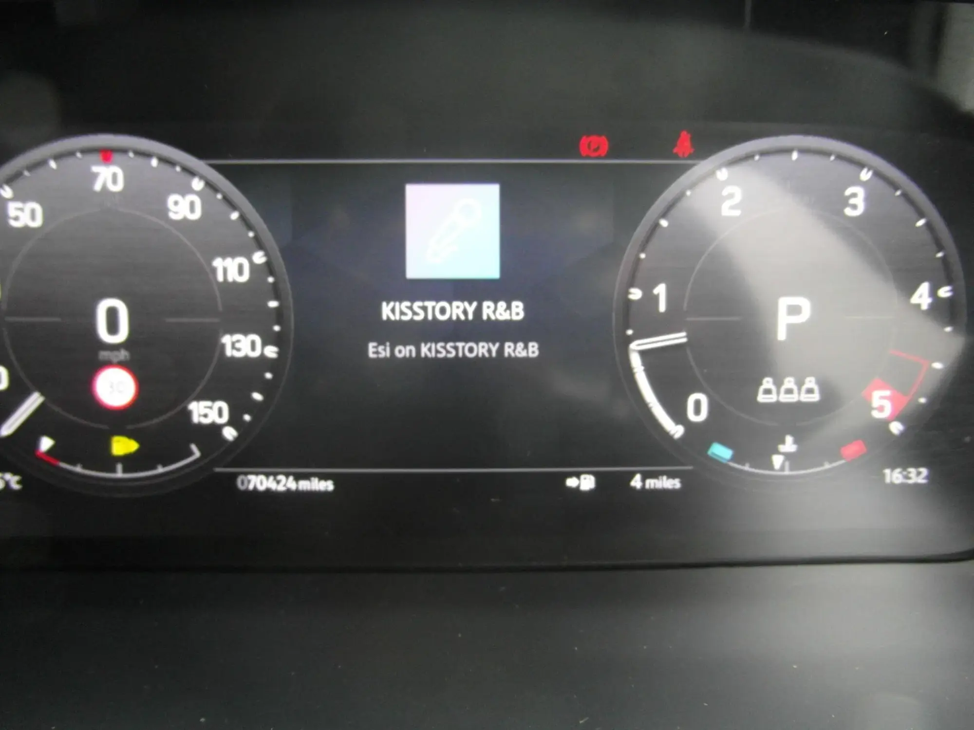 Land Rover Defender 110 Image 28