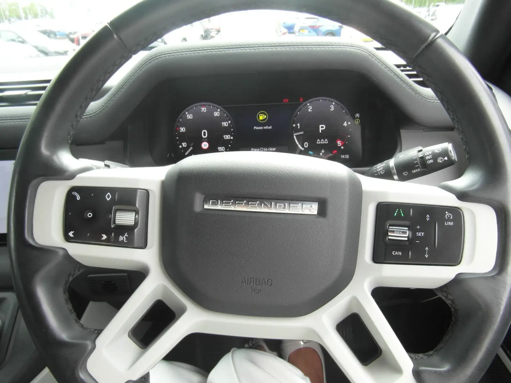 Land Rover Defender 110 Image 29
