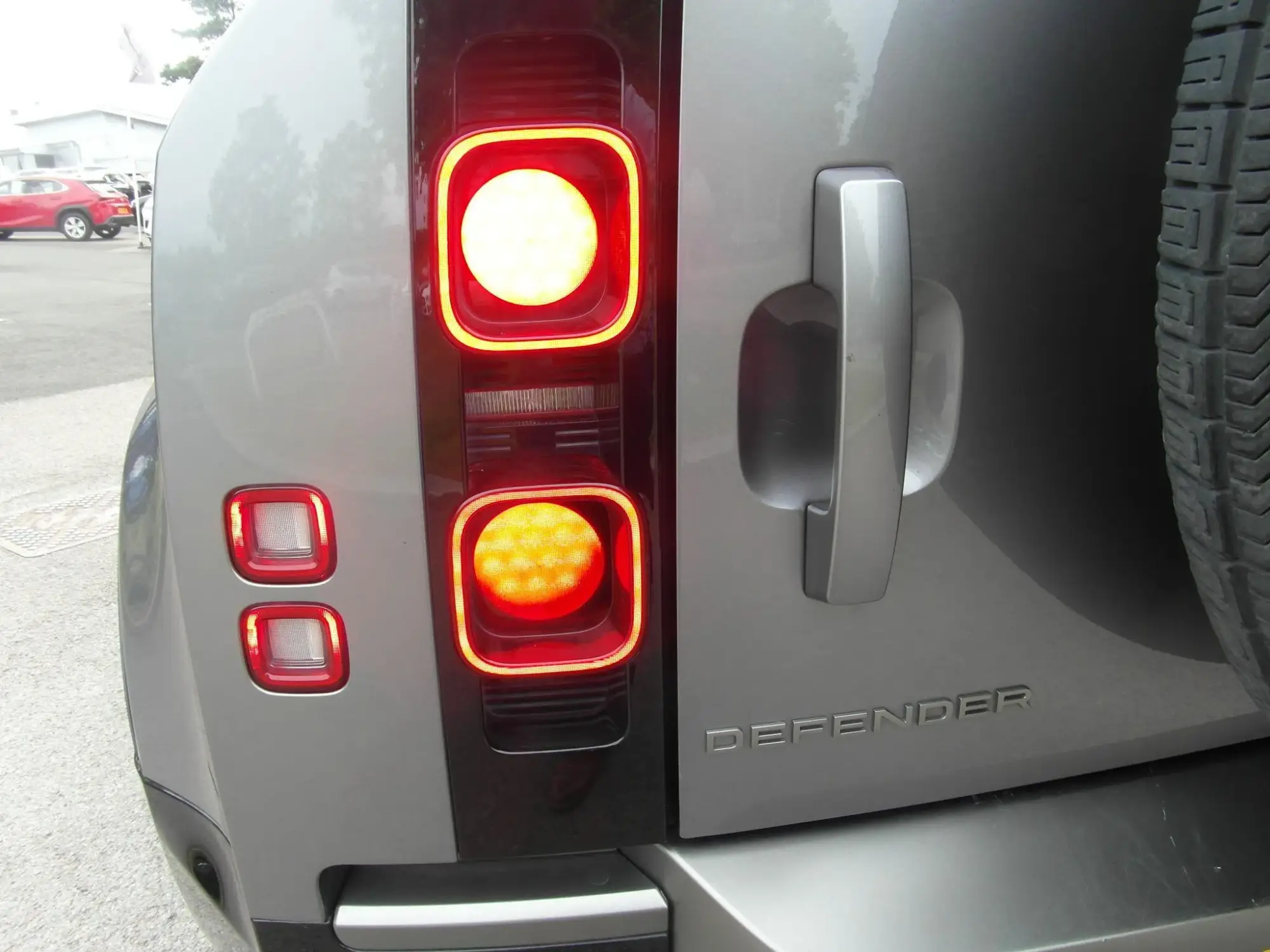 Land Rover Defender 110 Image 30