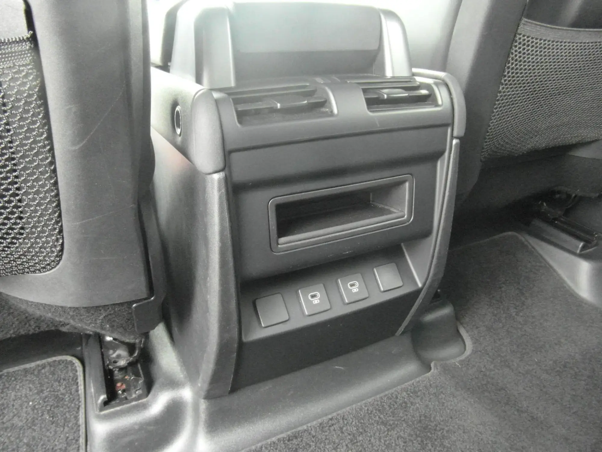 Land Rover Defender 110 Image 36
