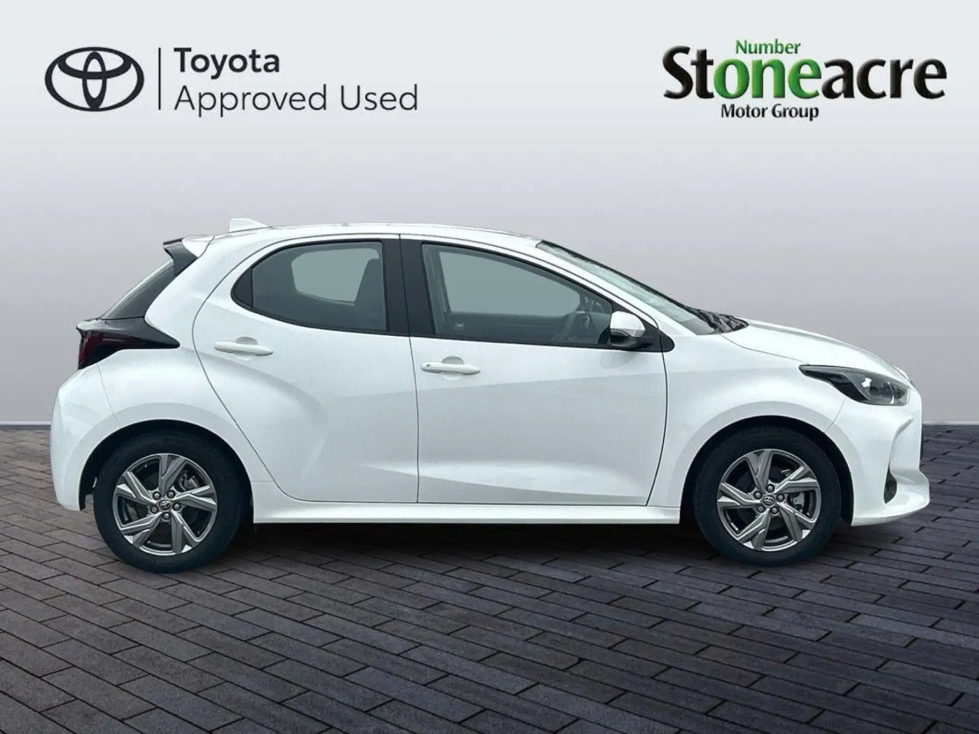 Toyota Yaris 1.5 Hybrid Icon 5dr CVT NG73YVC Image 2