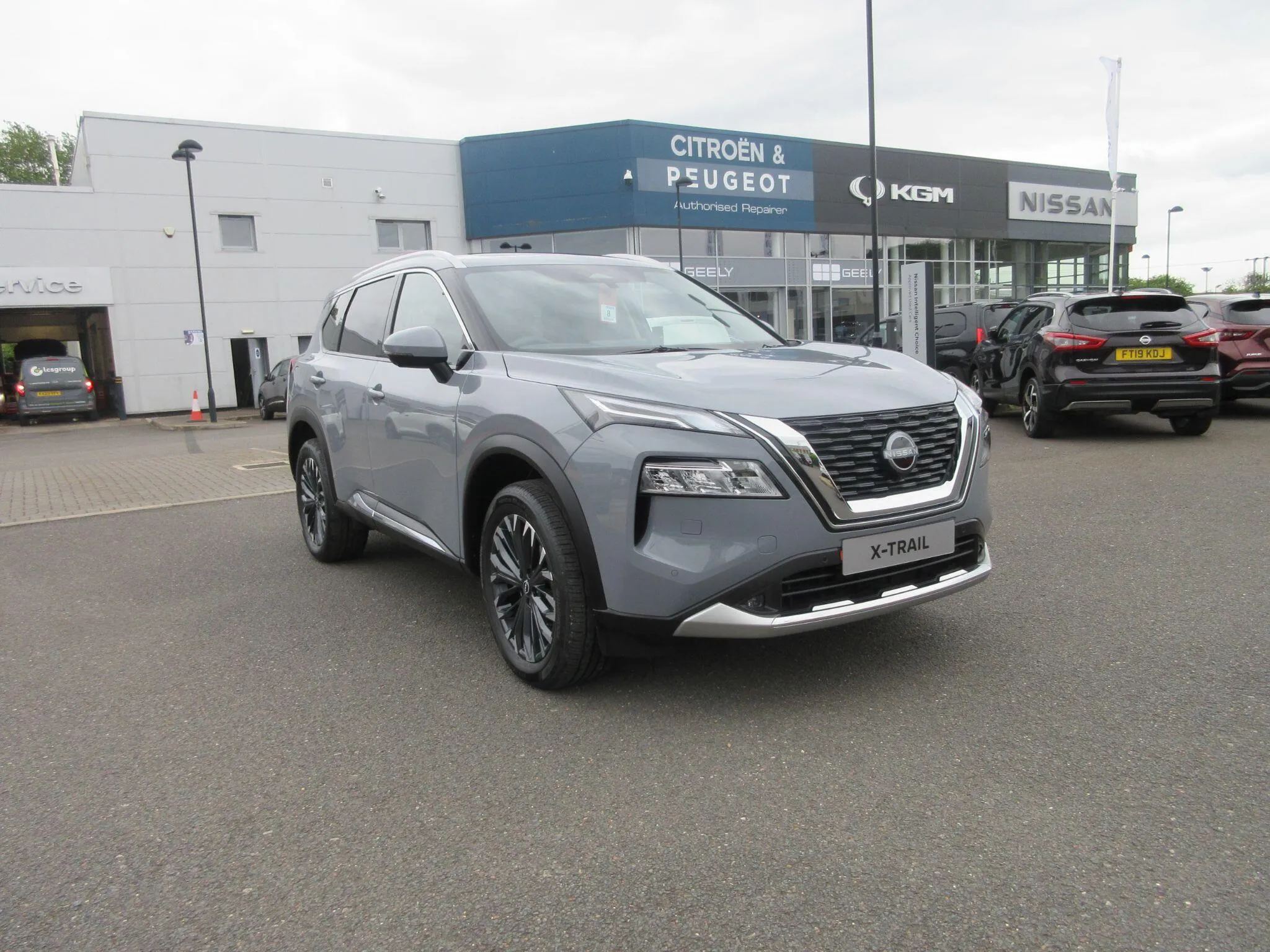 Nissan X-TRAIL listing photo
