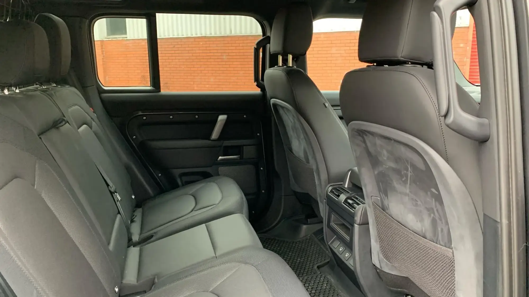 Land Rover Defender 110 Image 6