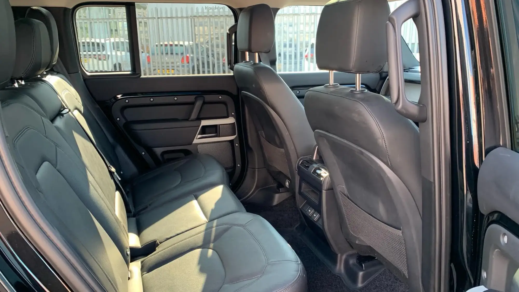 Land Rover Defender 110 Image 6