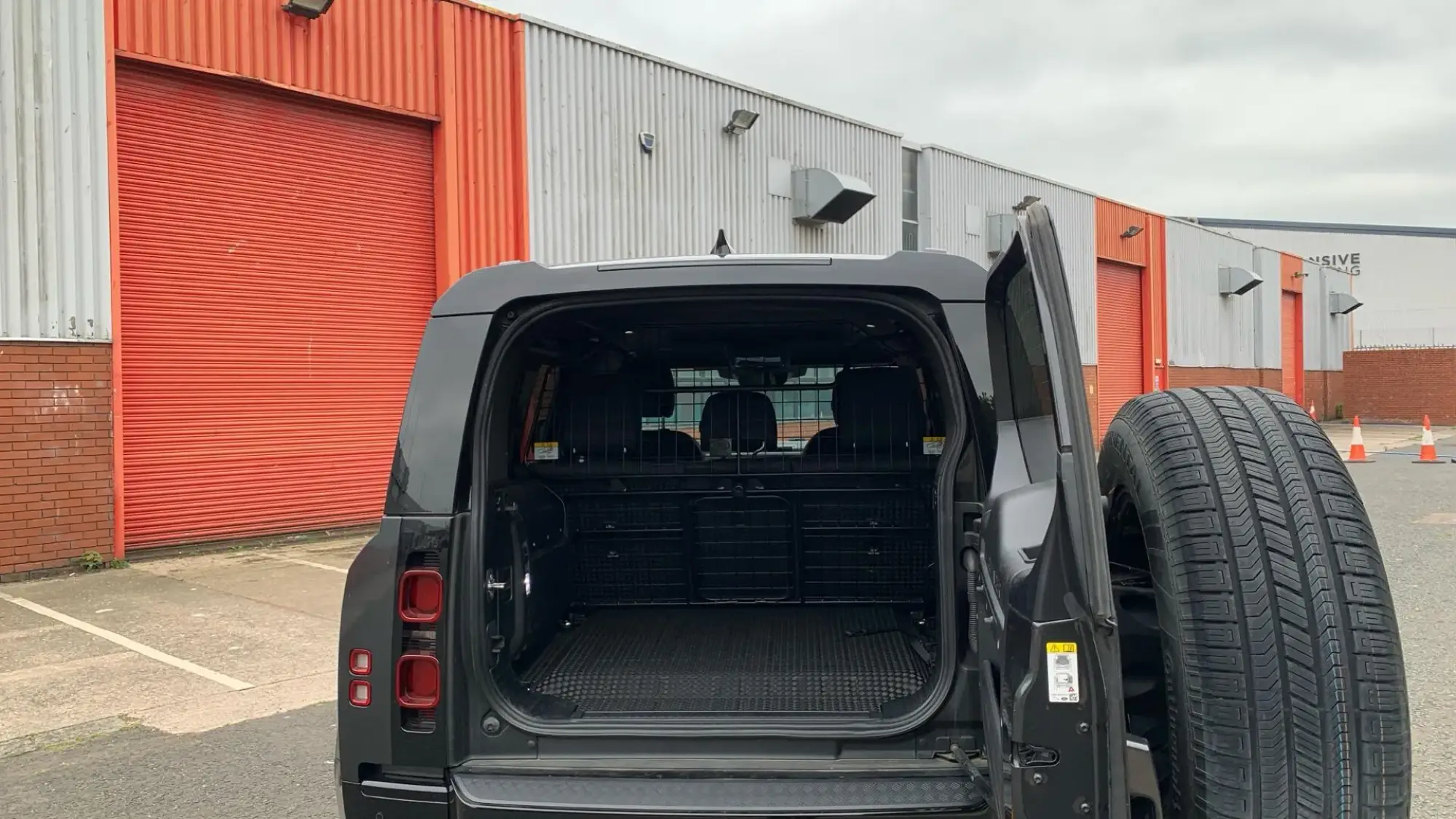 Land Rover Defender 110 Image 13