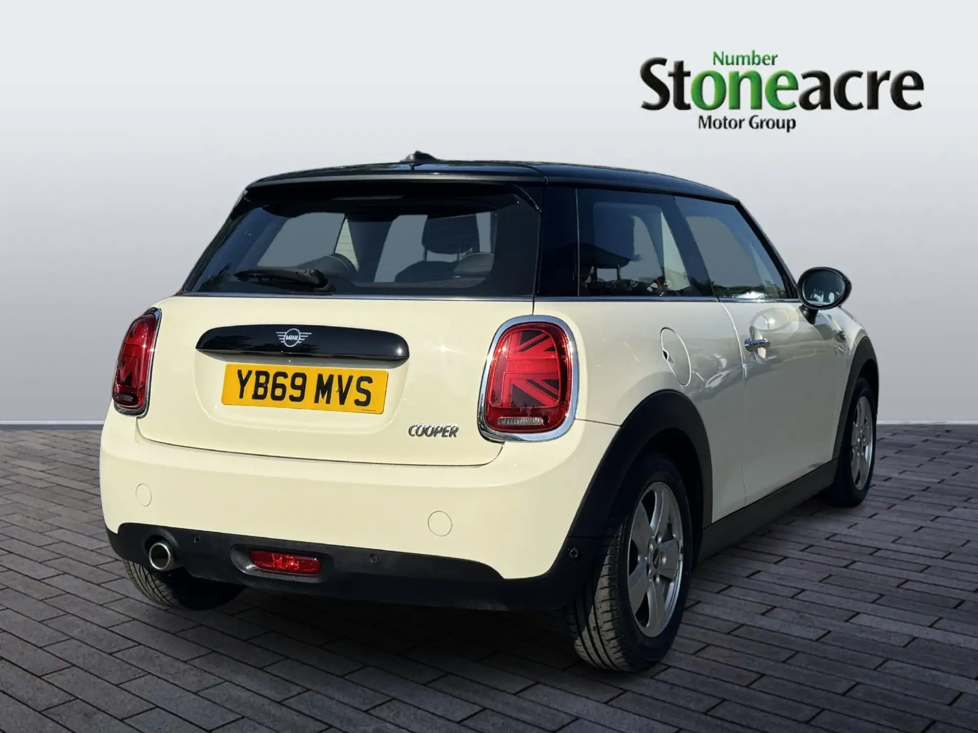 MINI Hatch 1.5 Cooper Classic II 3dr YB69MVS Image 3