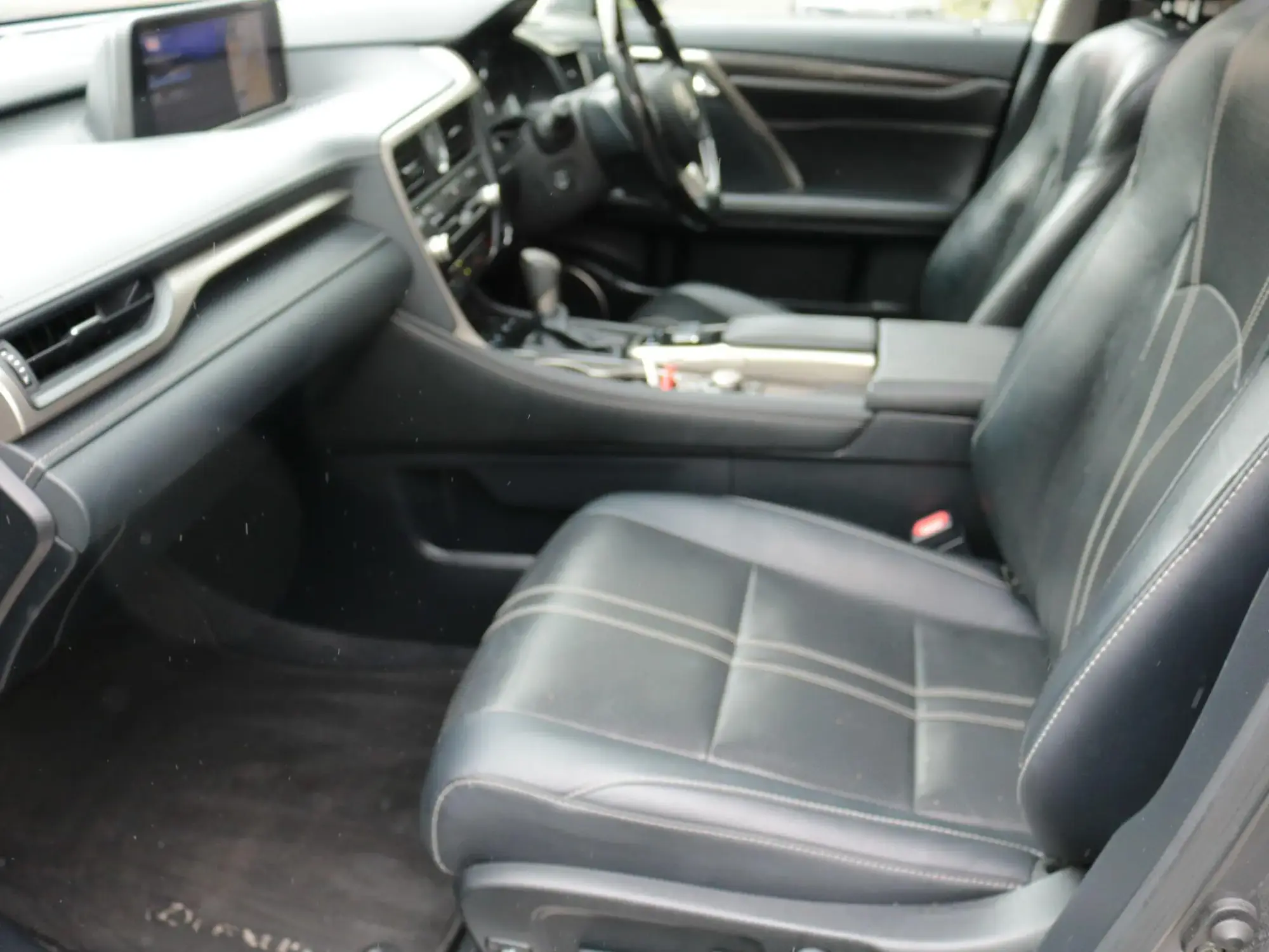 Lexus RX Image 17