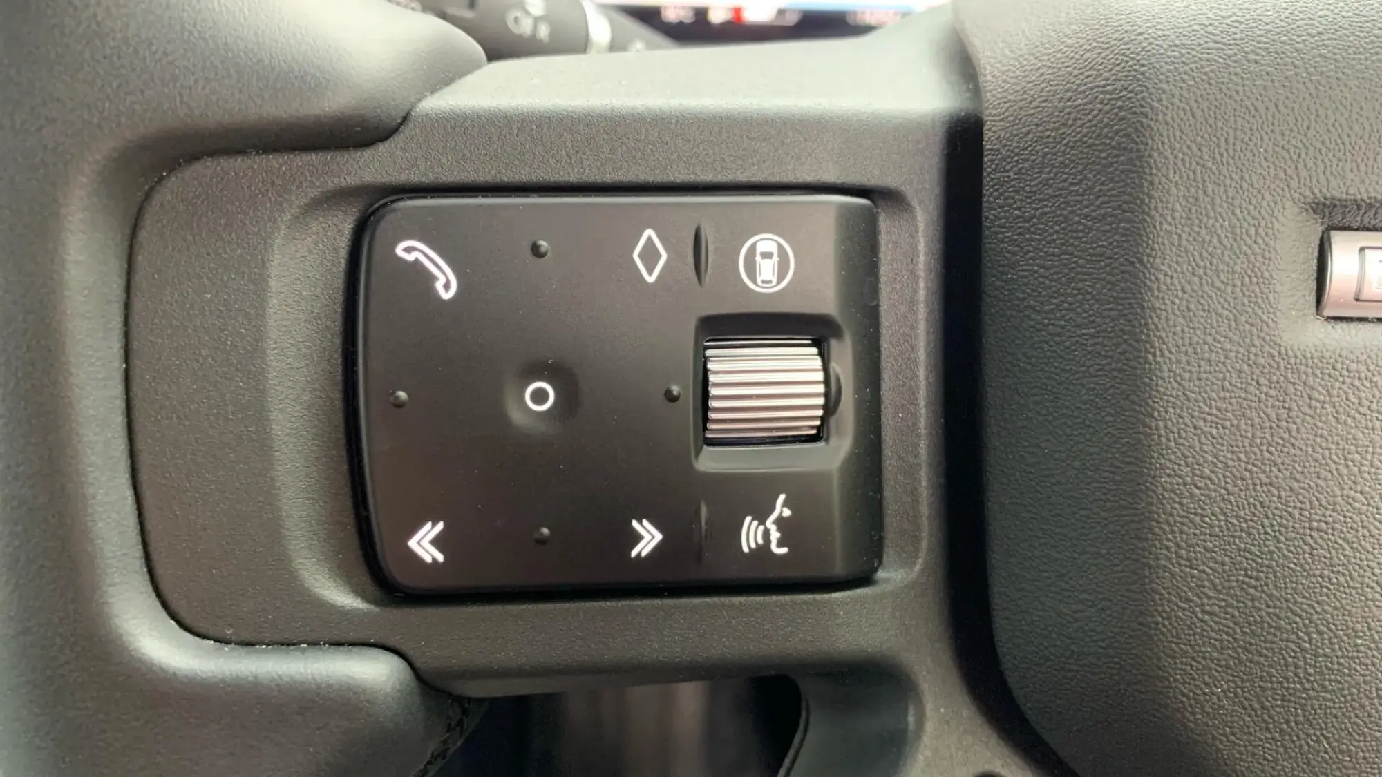 Land Rover Defender 110 Image 21