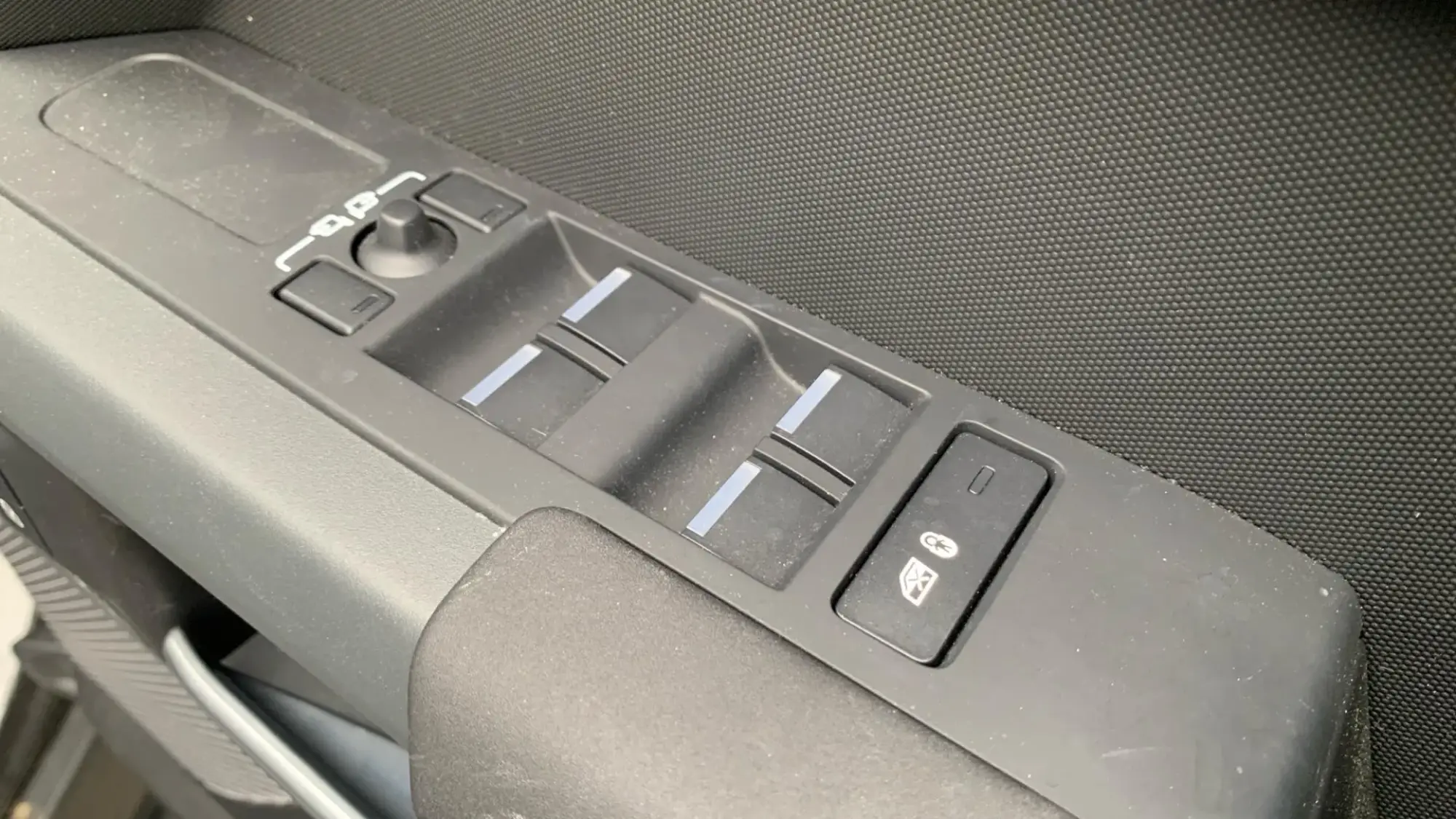Land Rover Defender 110 Image 24