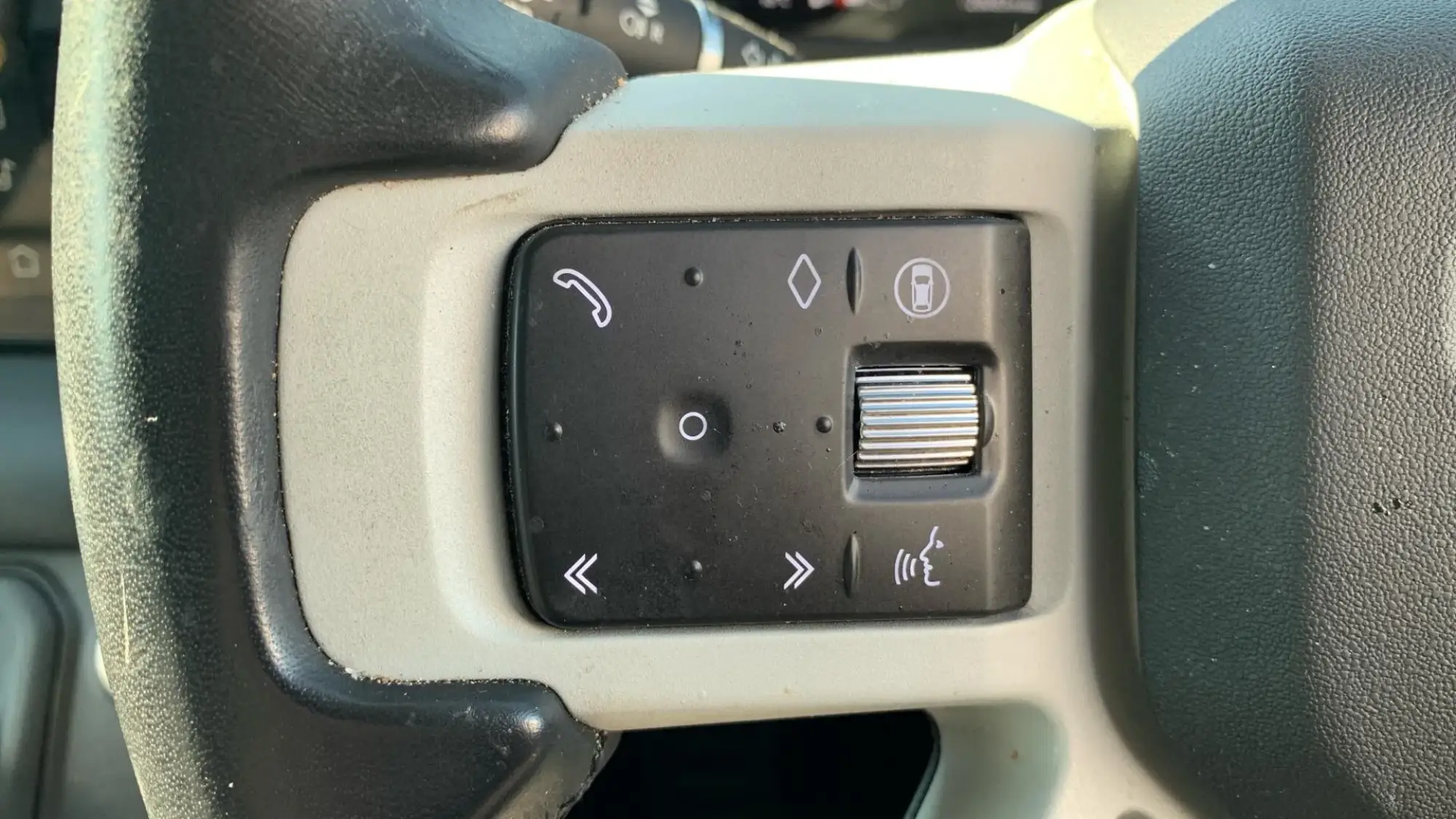 Land Rover Defender 110 Image 21