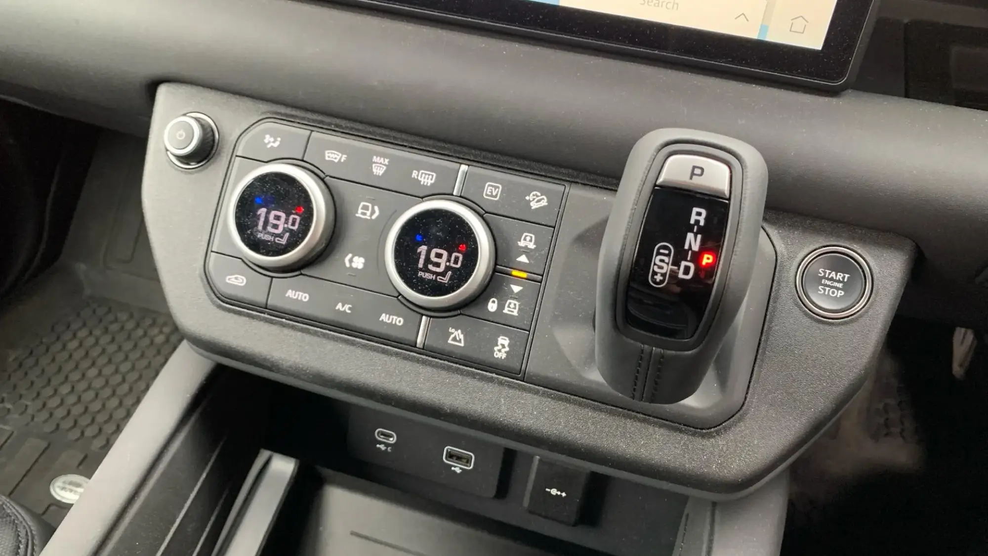 Land Rover Defender 110 Image 26