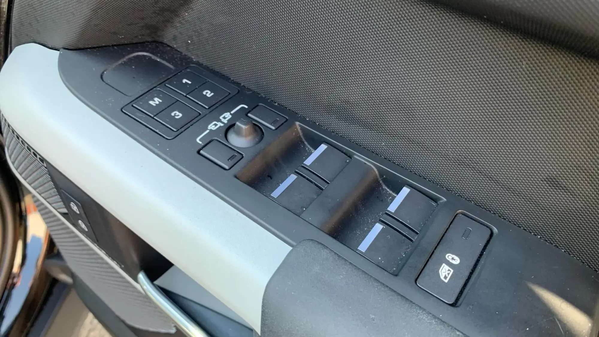 Land Rover Defender 110 Image 24