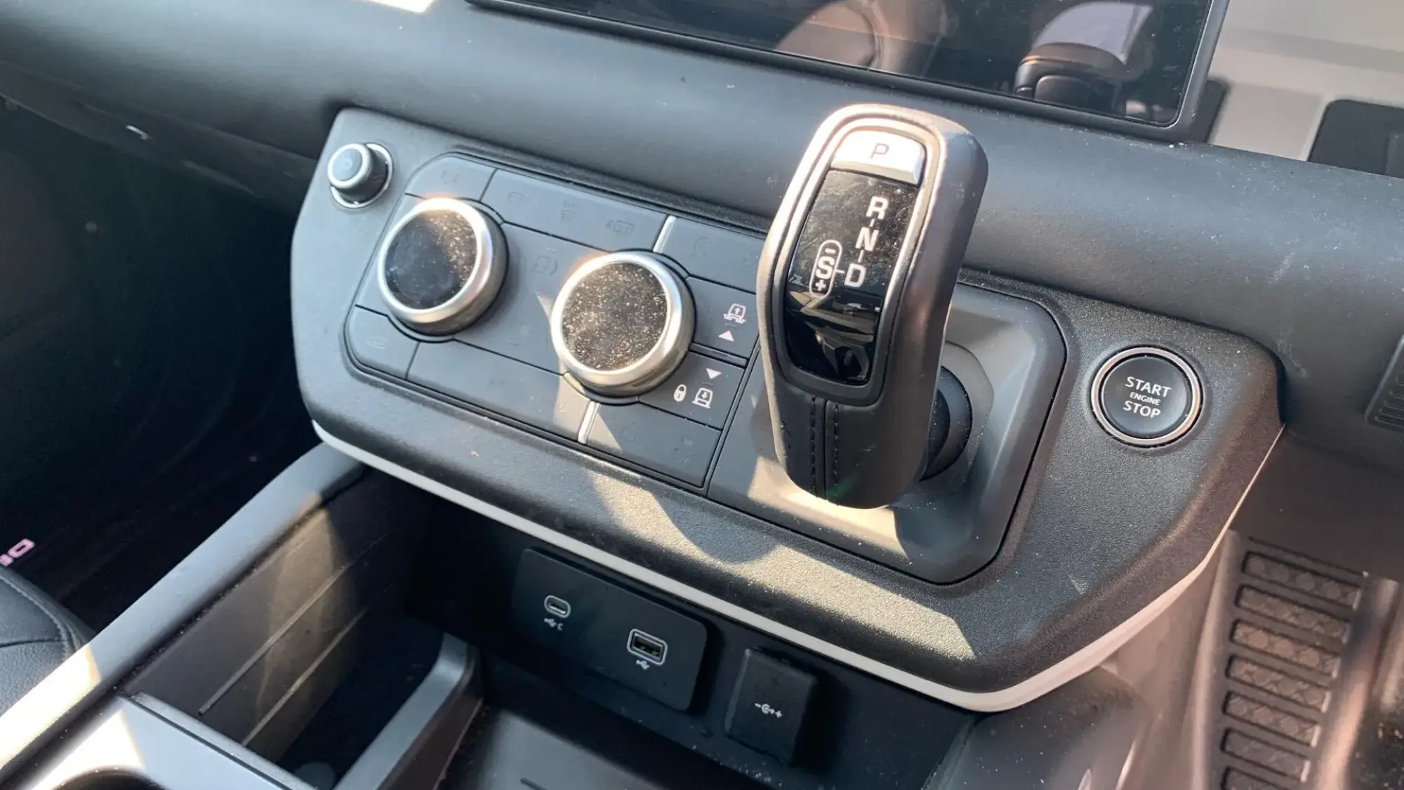 Land Rover Defender 110 Image 26
