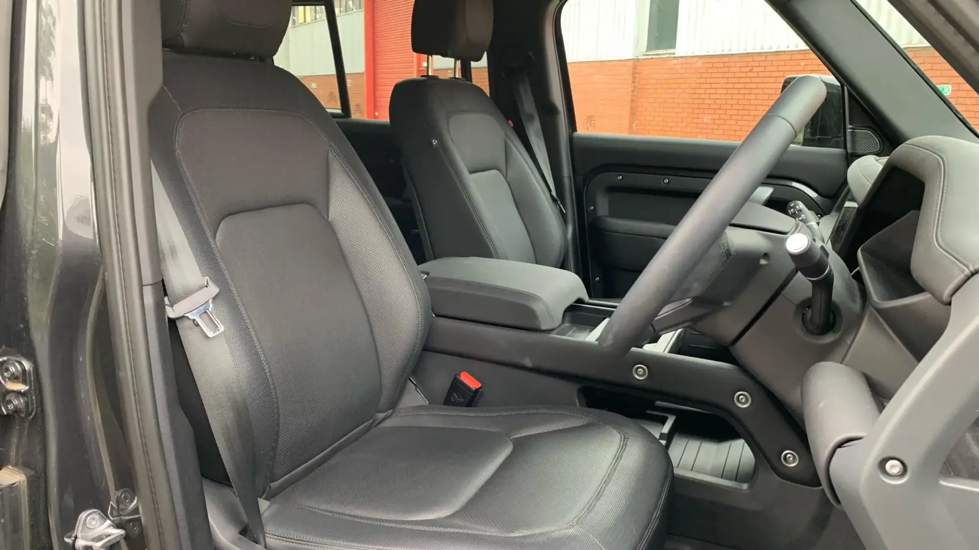 Land Rover Defender 110 Image 31