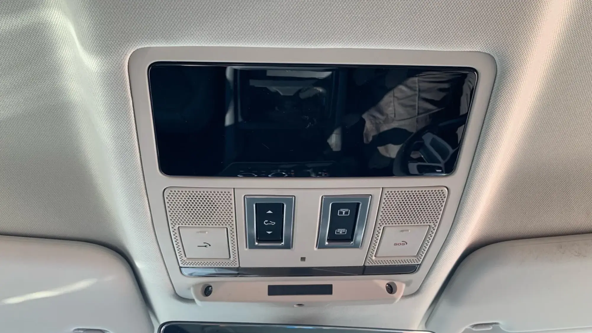 Land Rover Defender 110 Image 28